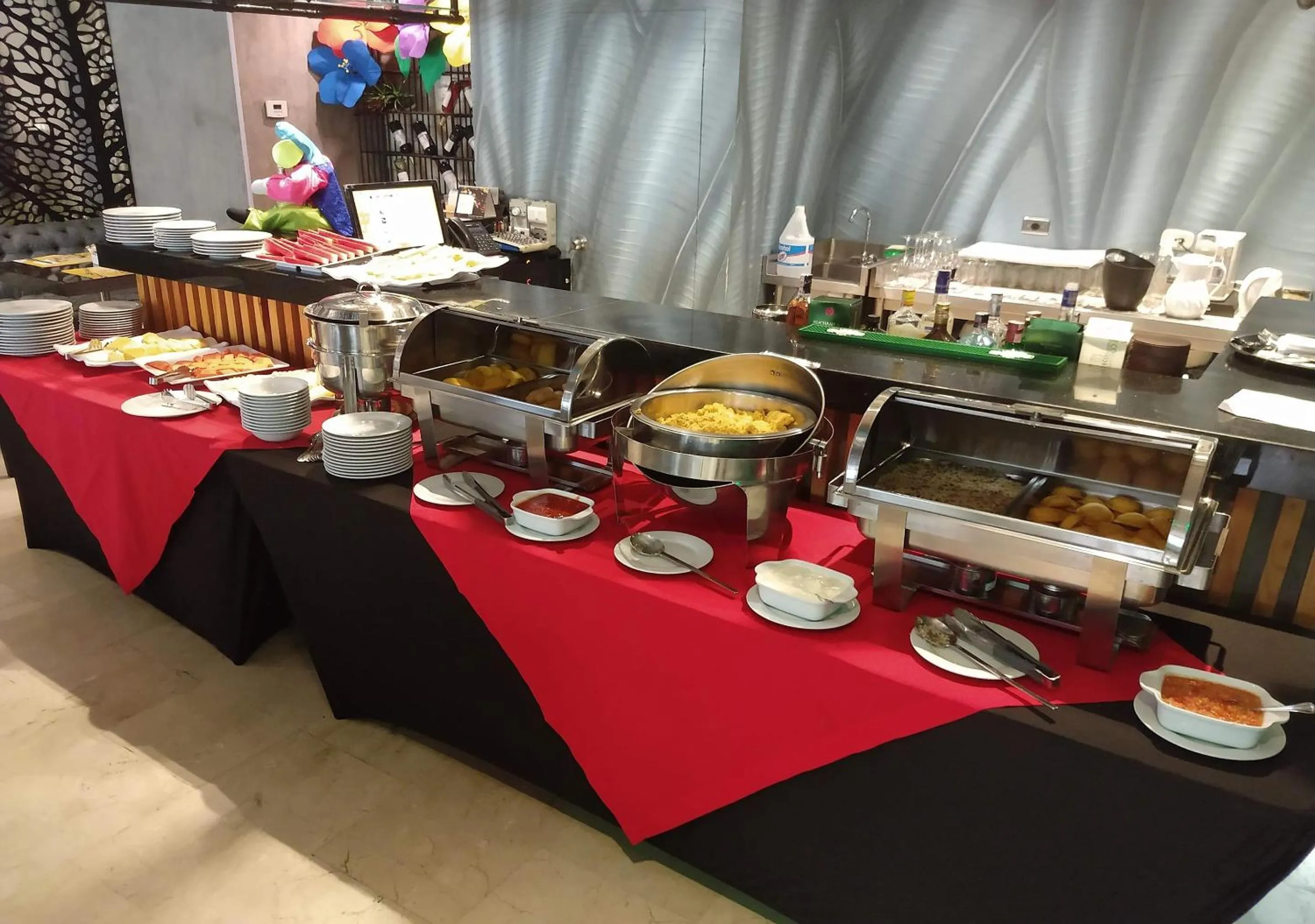 Breakfast in Washington Plaza