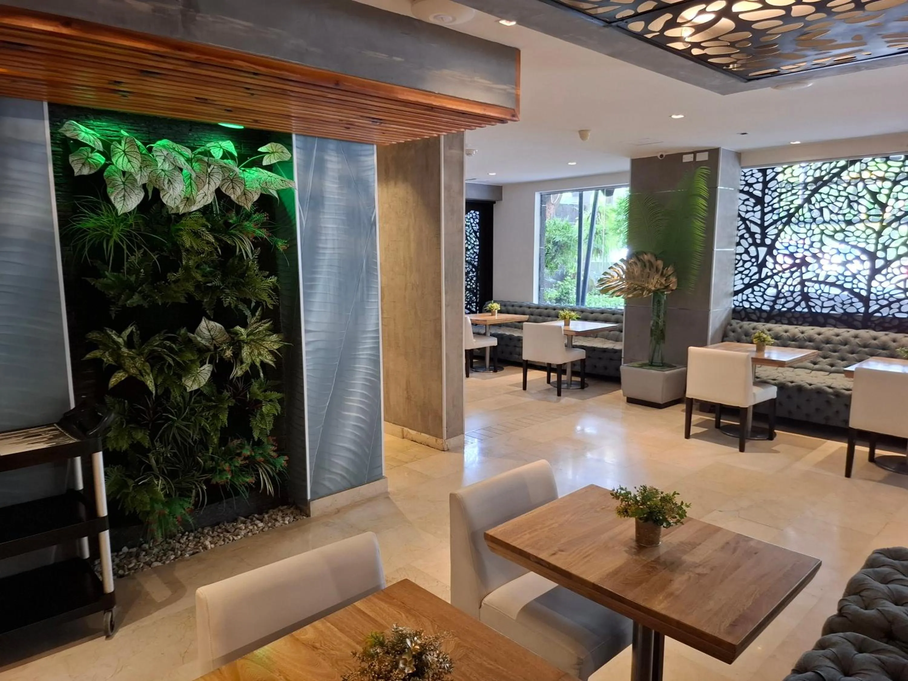 Restaurant/places to eat in Washington Plaza