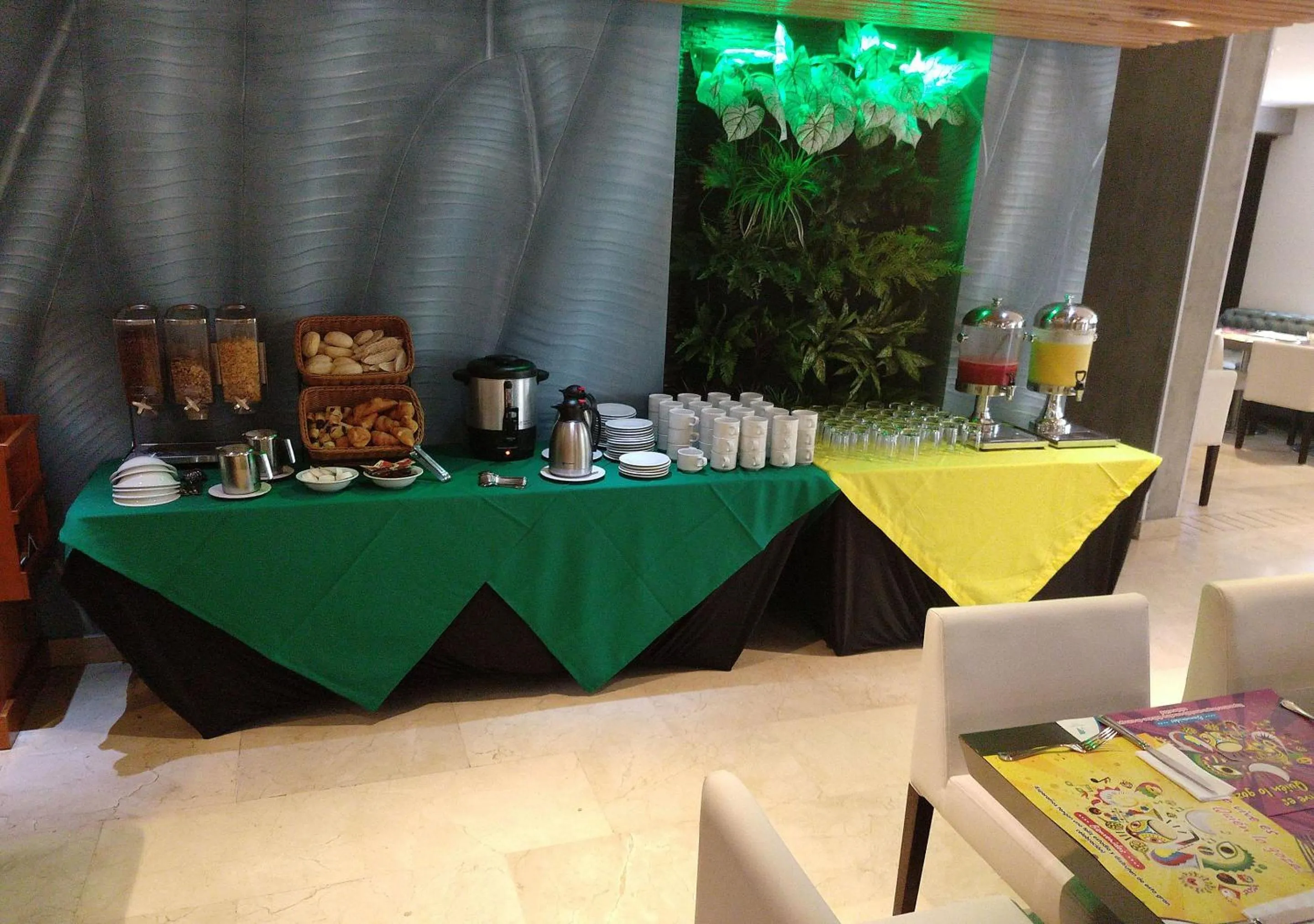 Breakfast in Washington Plaza