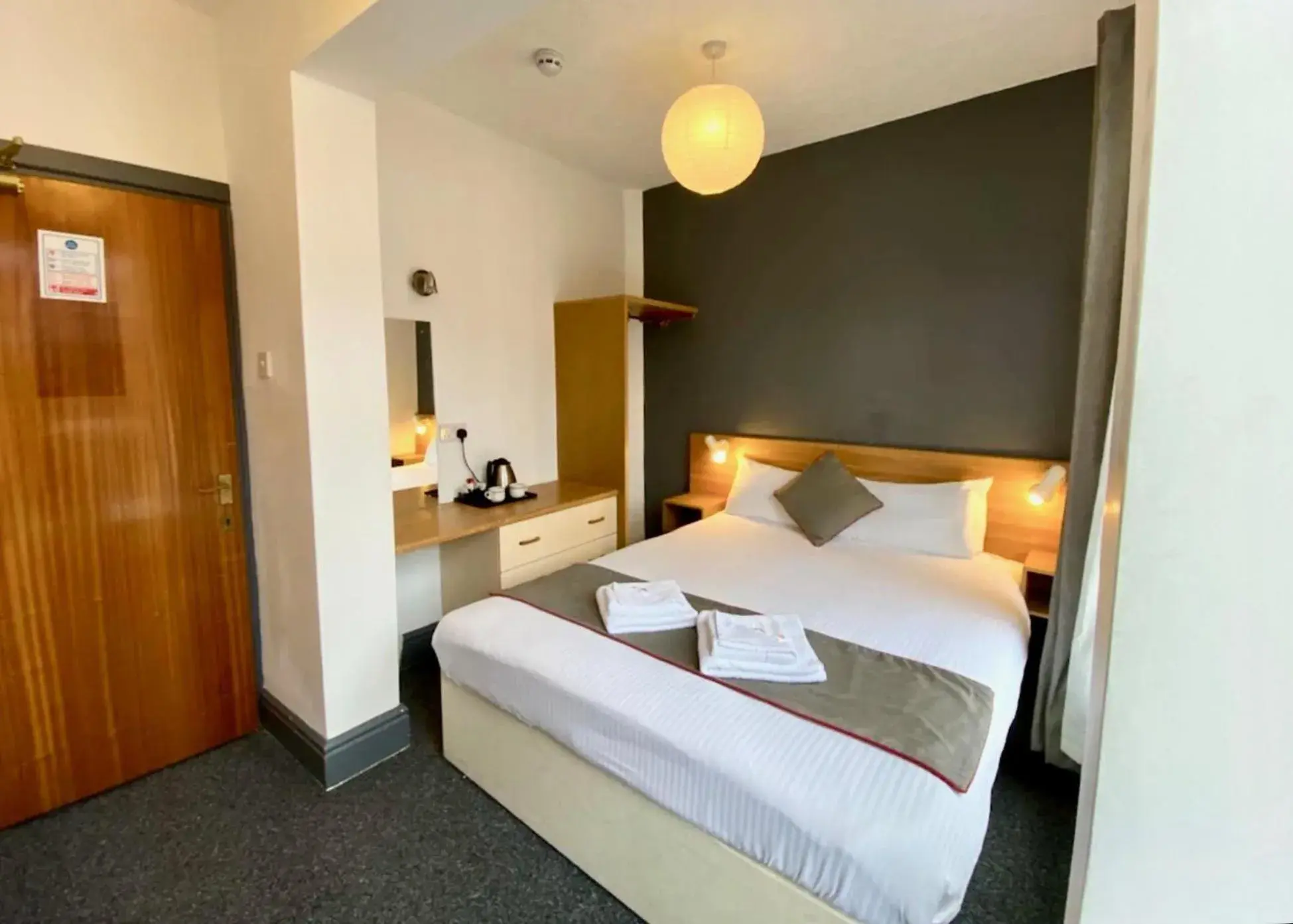 Bedroom, Bed in Alumhurst Hotel Bedroom, Bed in Alumhurst Hotel