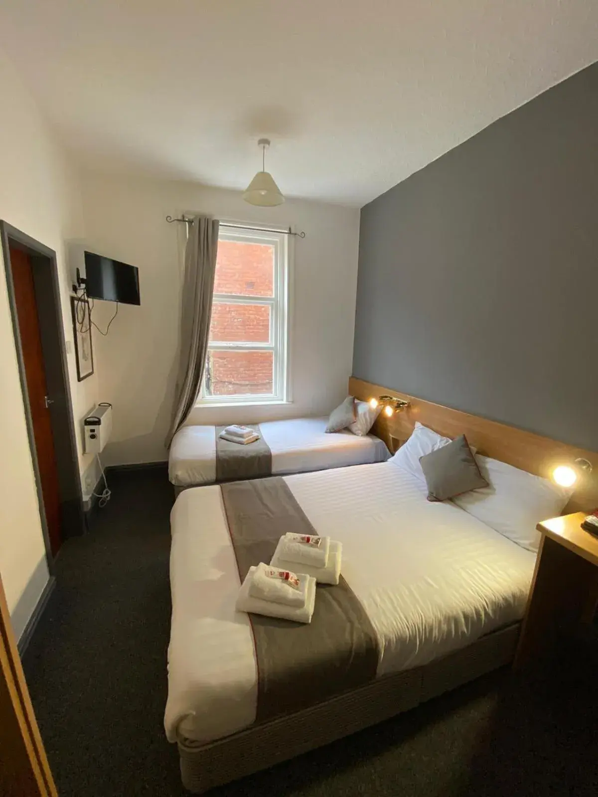 Triple Room in Alumhurst Hotel Triple Room in Alumhurst Hotel