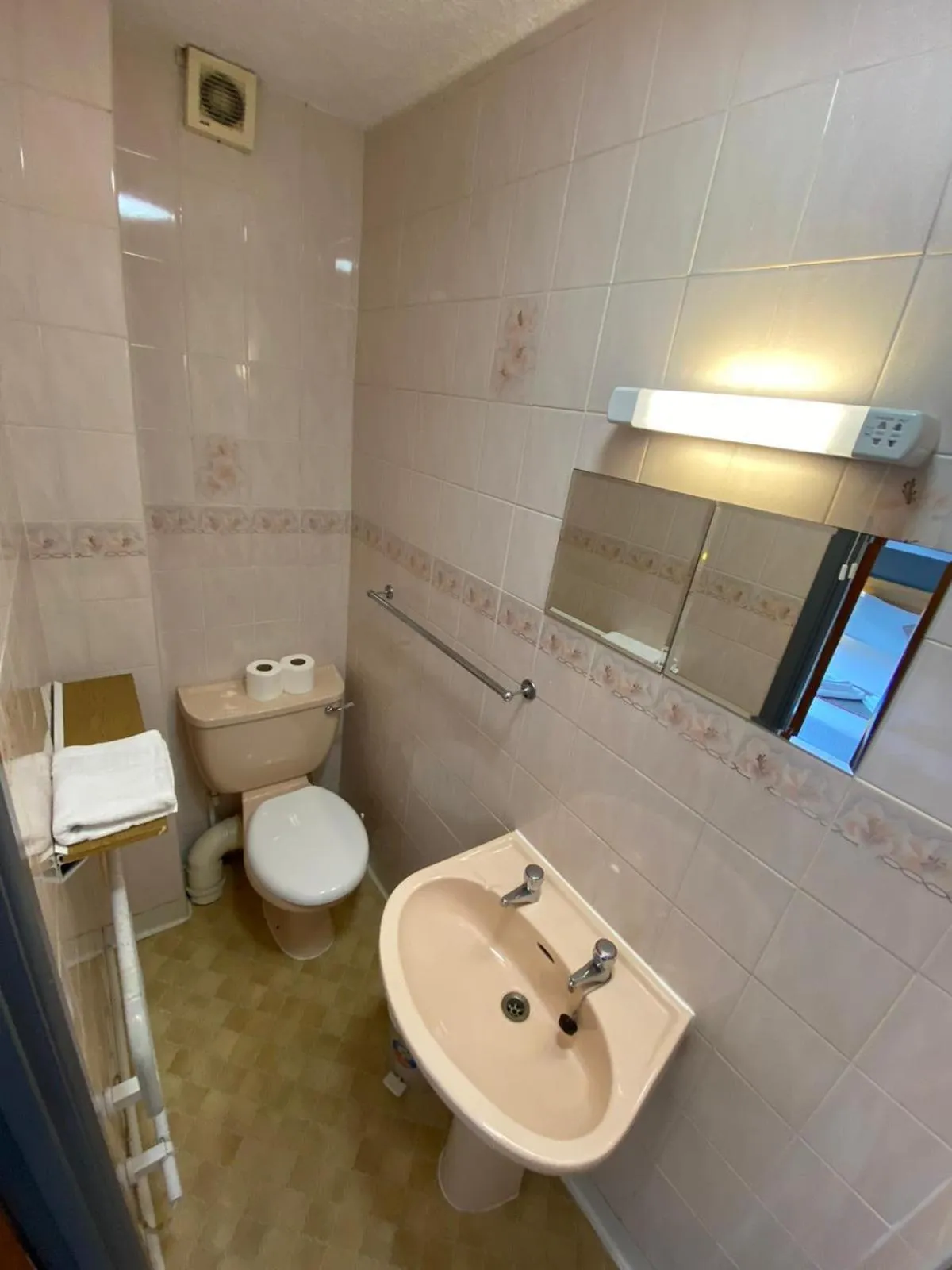 Bathroom in Alumhurst Hotel