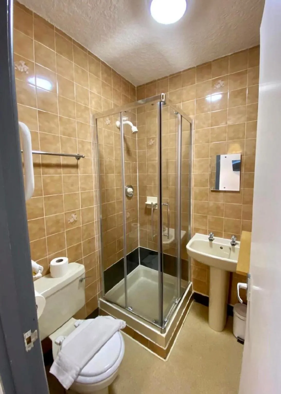 Bathroom in Alumhurst Hotel