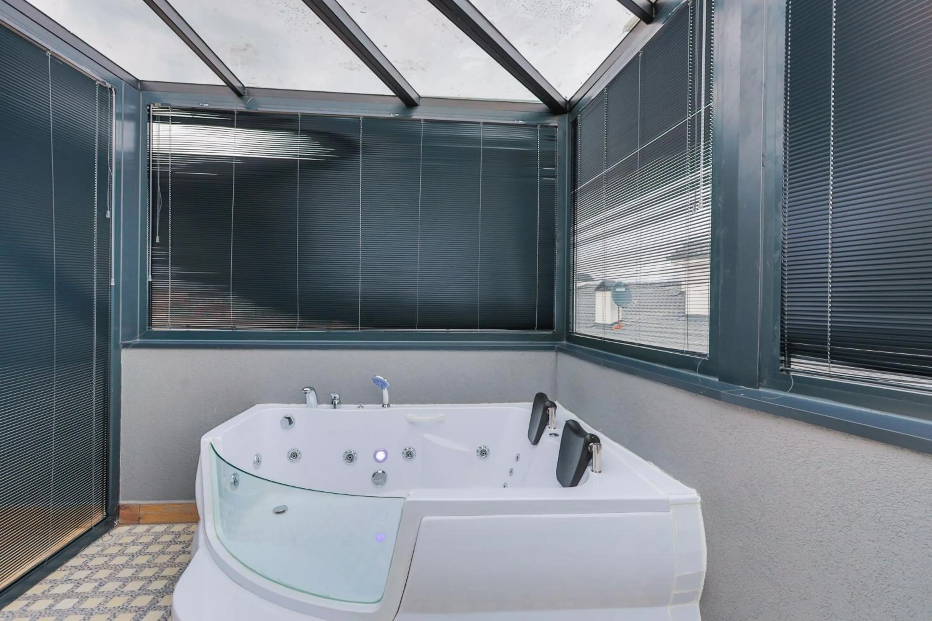 Hot Tub in Silver Inn Spa