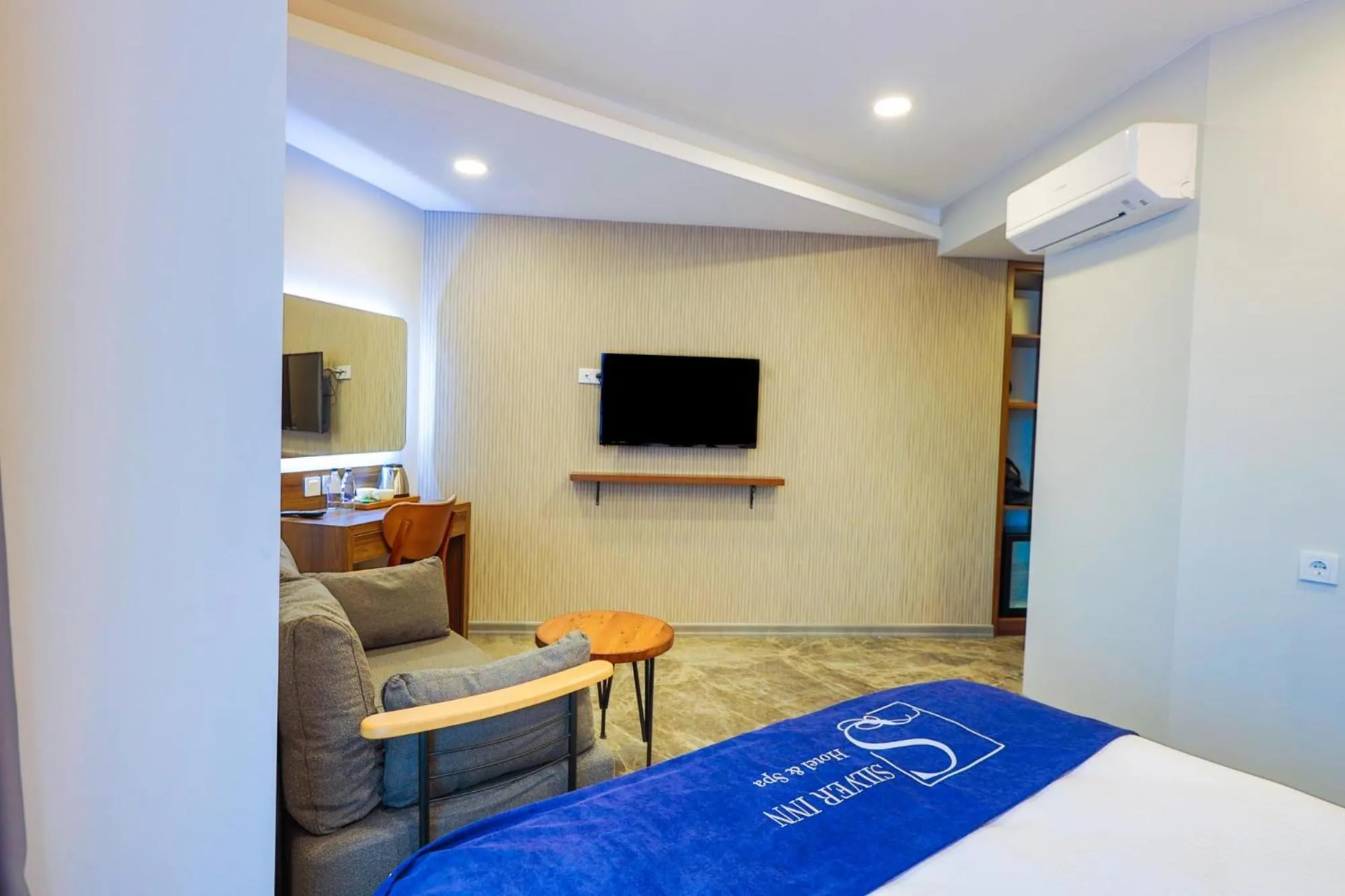 Communal lounge/ TV room, Bed in Silver Inn Spa