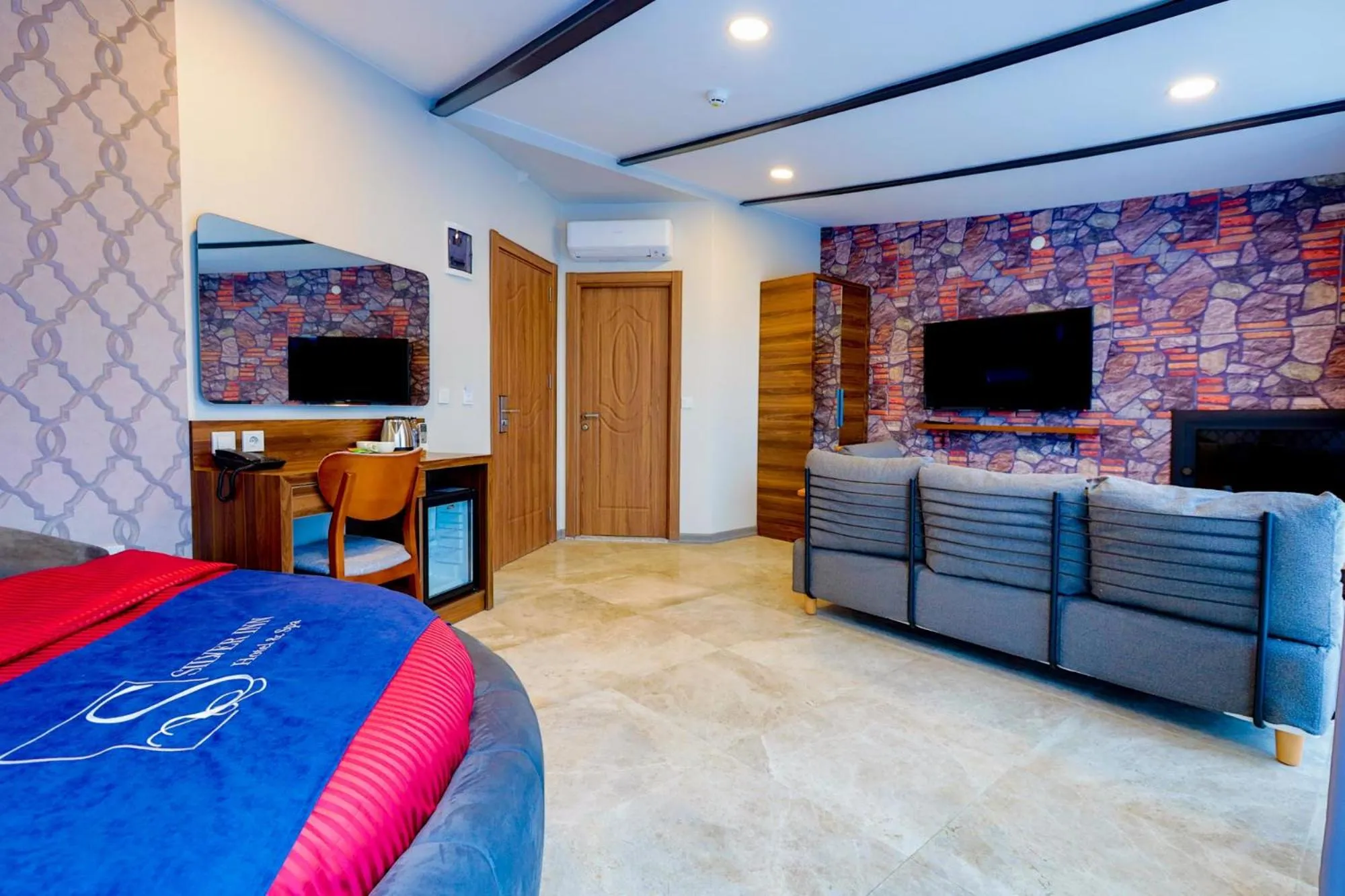 Communal lounge/ TV room in Silver Inn Spa