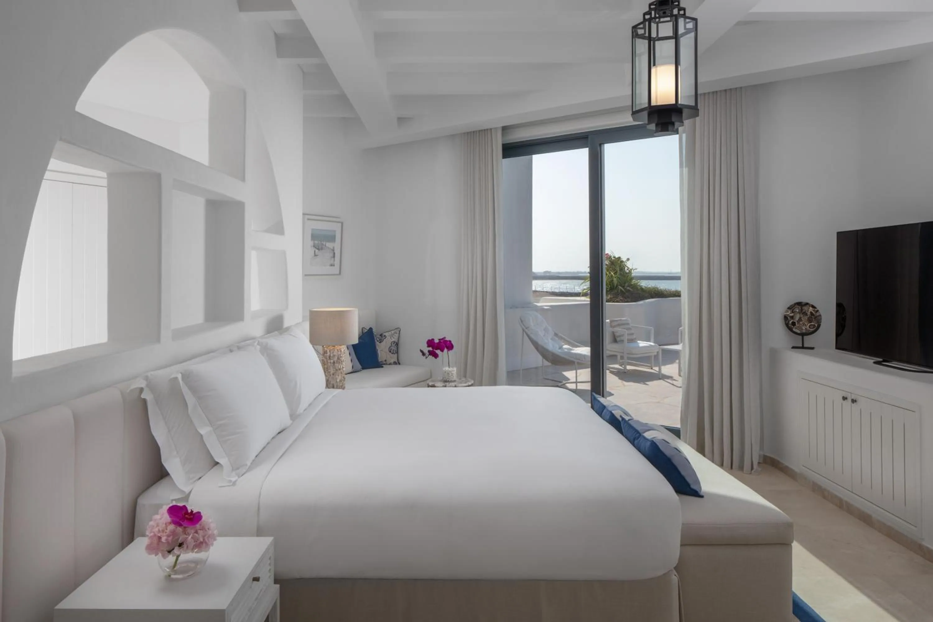 Bed in Anantara Santorini Abu Dhabi Retreat-Adults Only