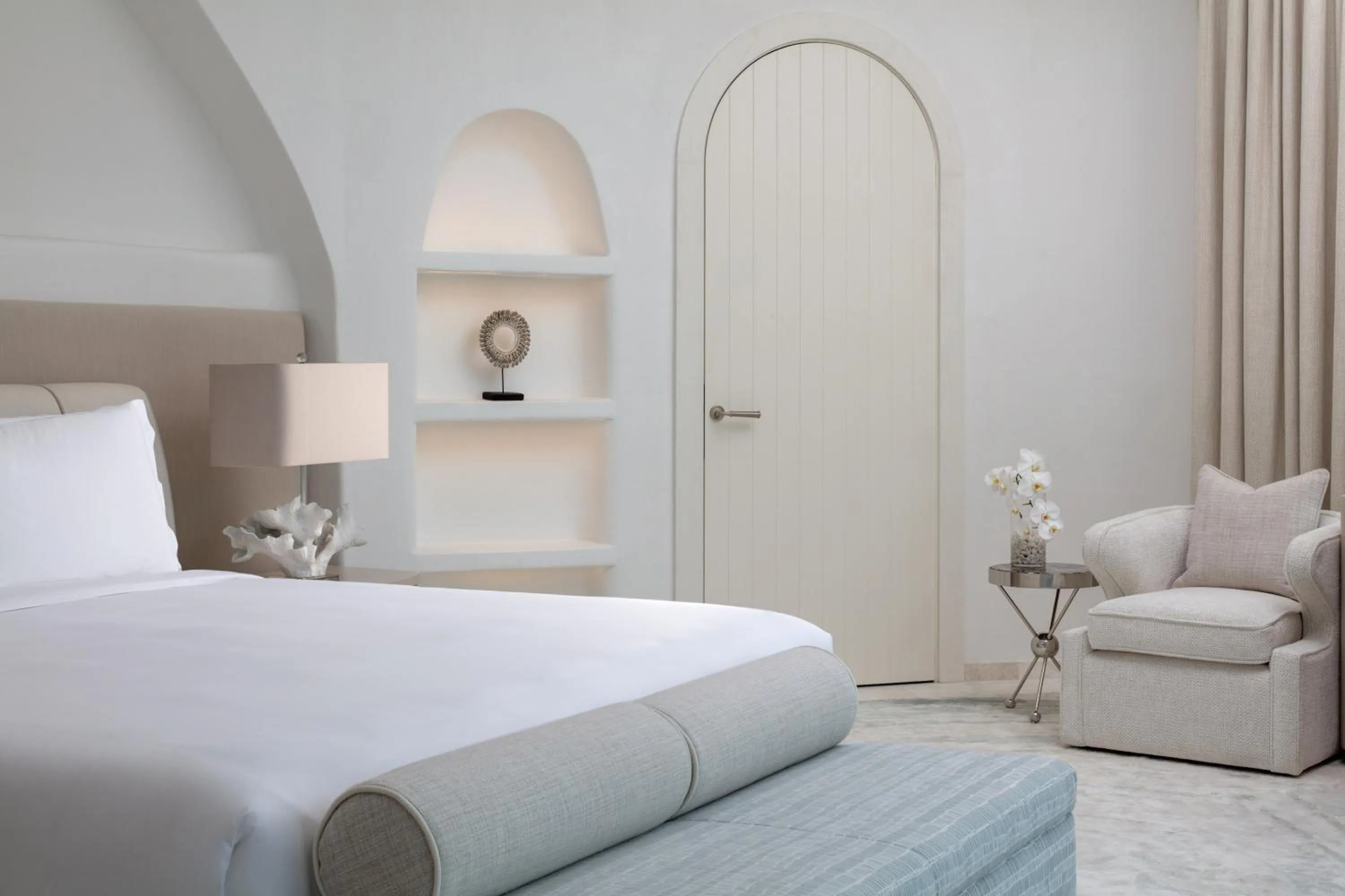 Bed in Anantara Santorini Abu Dhabi Retreat-Adults Only
