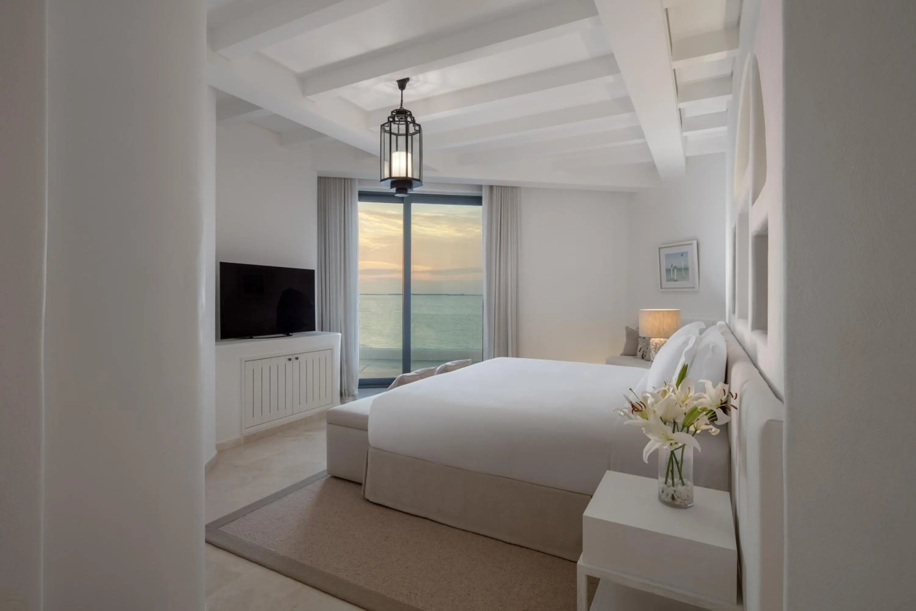 Bed in Anantara Santorini Abu Dhabi Retreat-Adults Only
