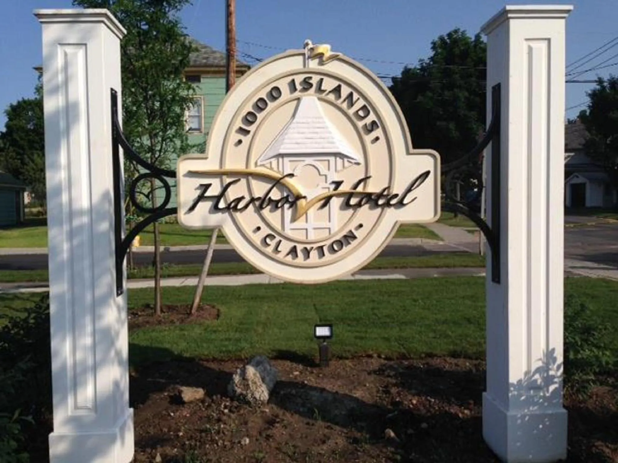Facade/entrance in 1000 Islands Harbor Hotel