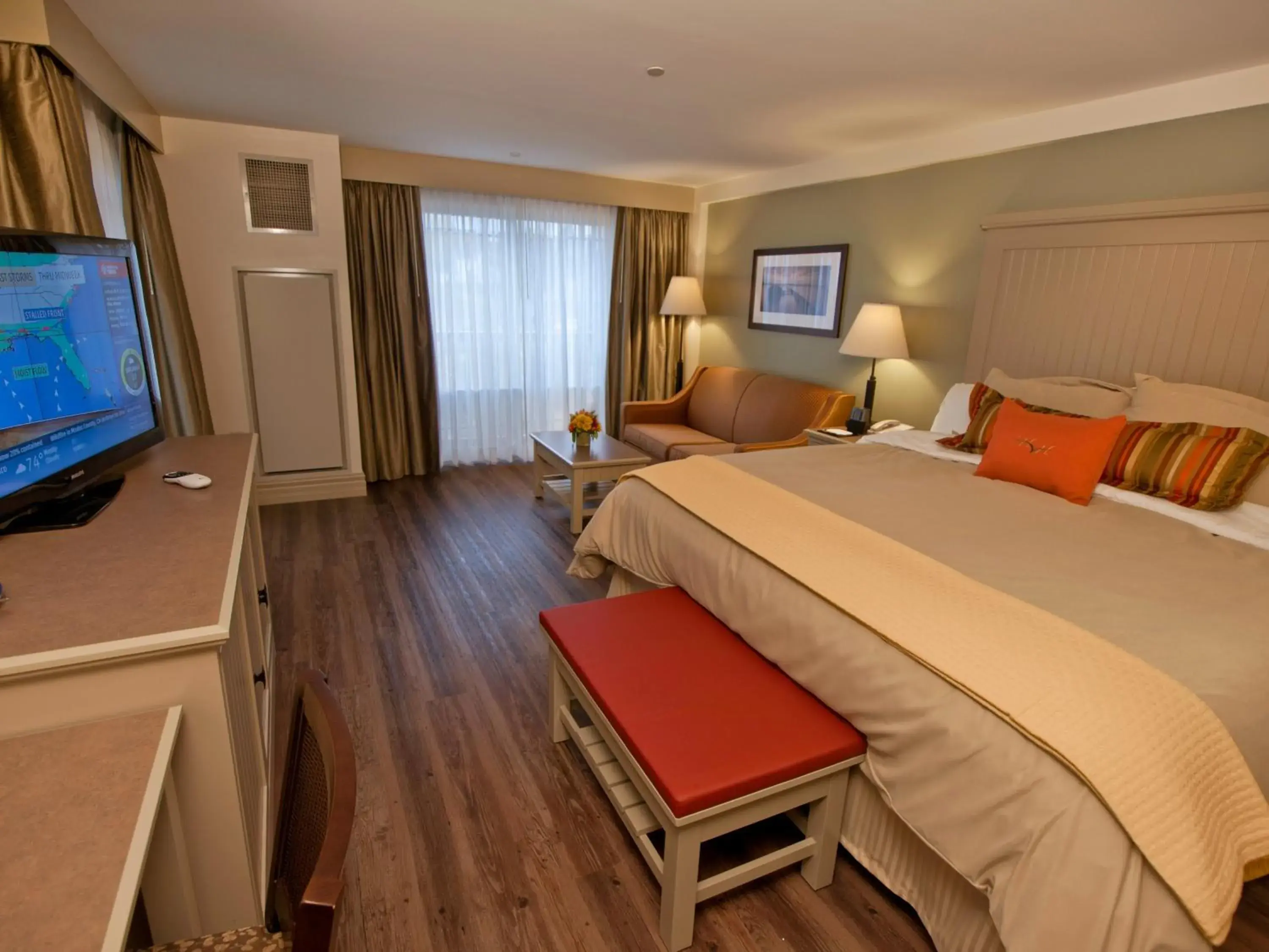 King Sofa Village View in 1000 Islands Harbor Hotel King Sofa Village View in 1000 Islands Harbor Hotel