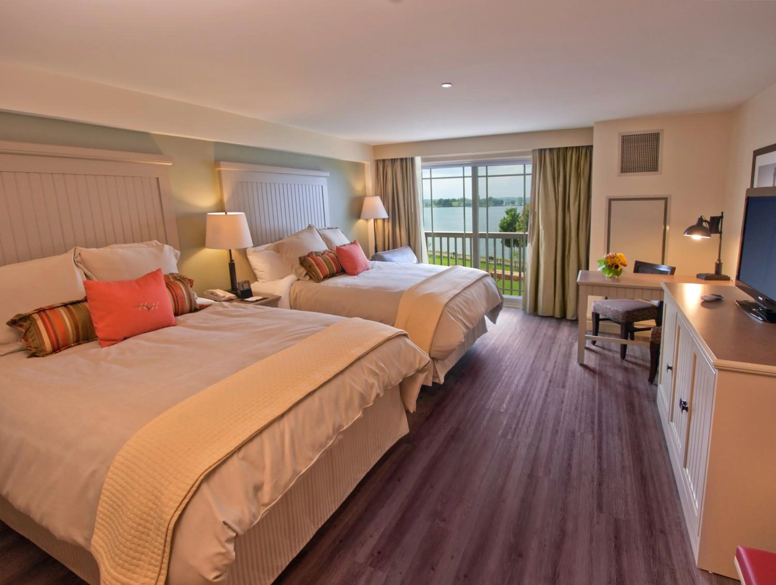 Bedroom, Bed in 1000 Islands Harbor Hotel