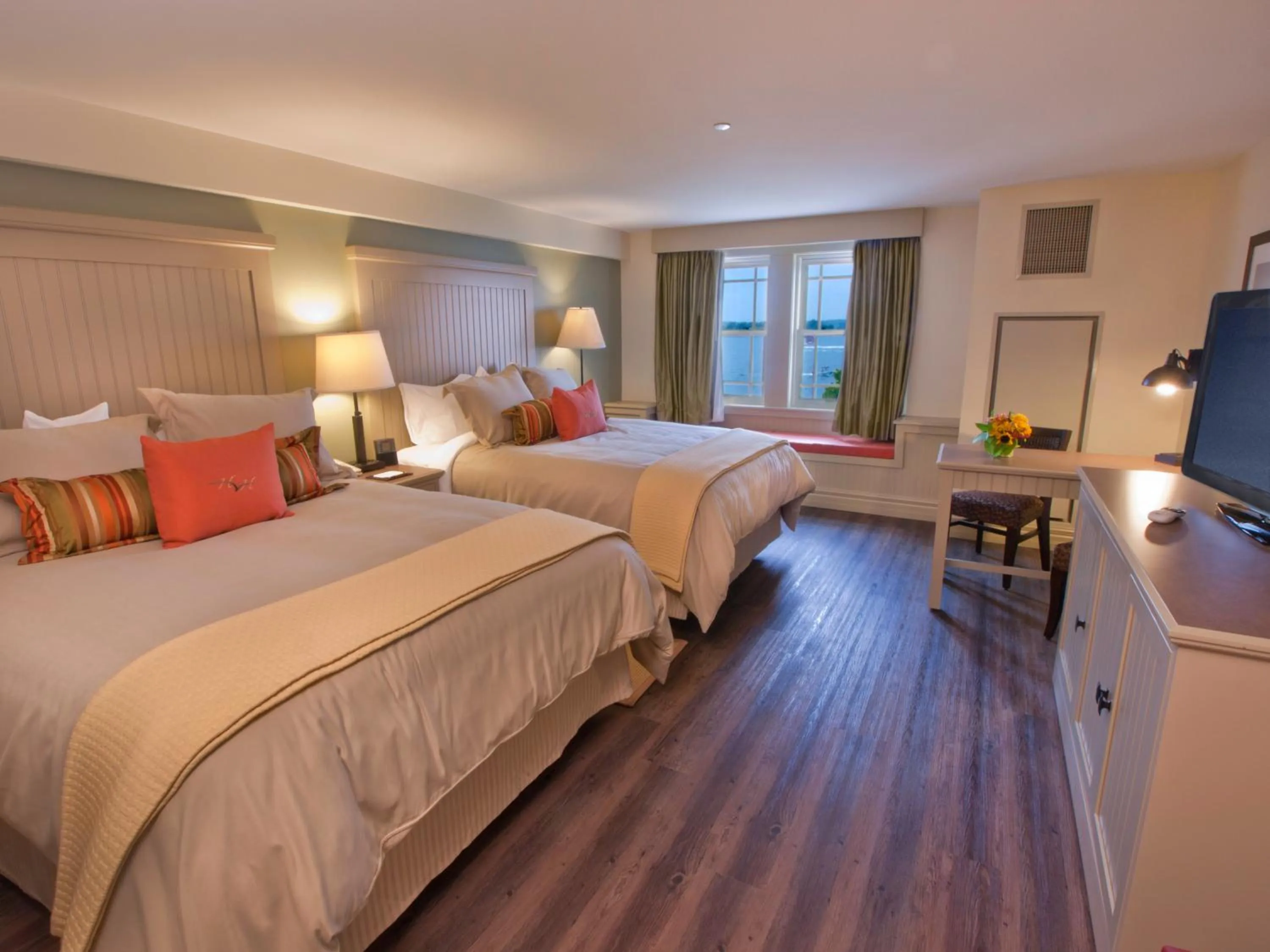 Photo of the whole room, Bed in 1000 Islands Harbor Hotel