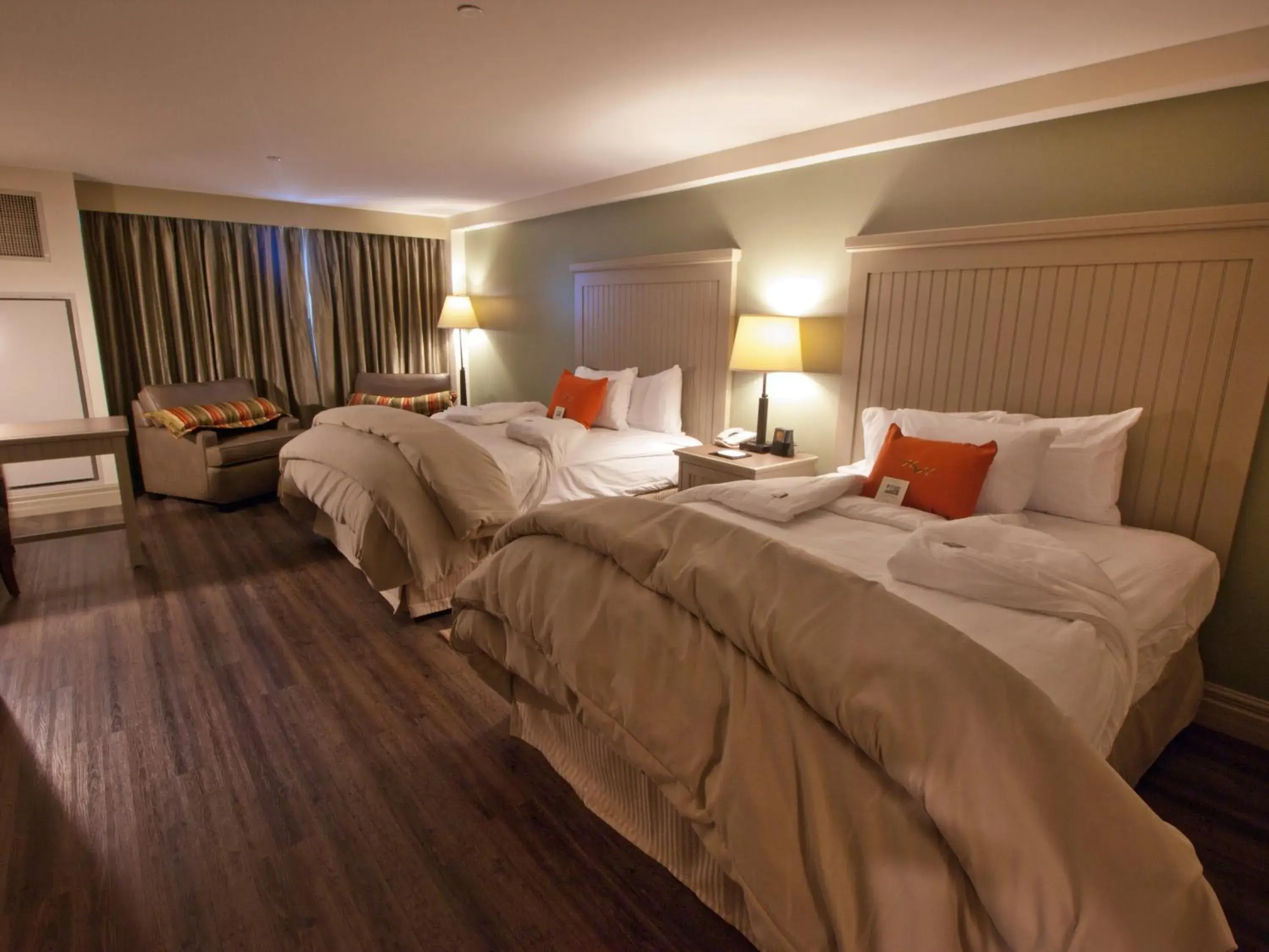 Two Queen Village View in 1000 Islands Harbor Hotel Two Queen Village View in 1000 Islands Harbor Hotel