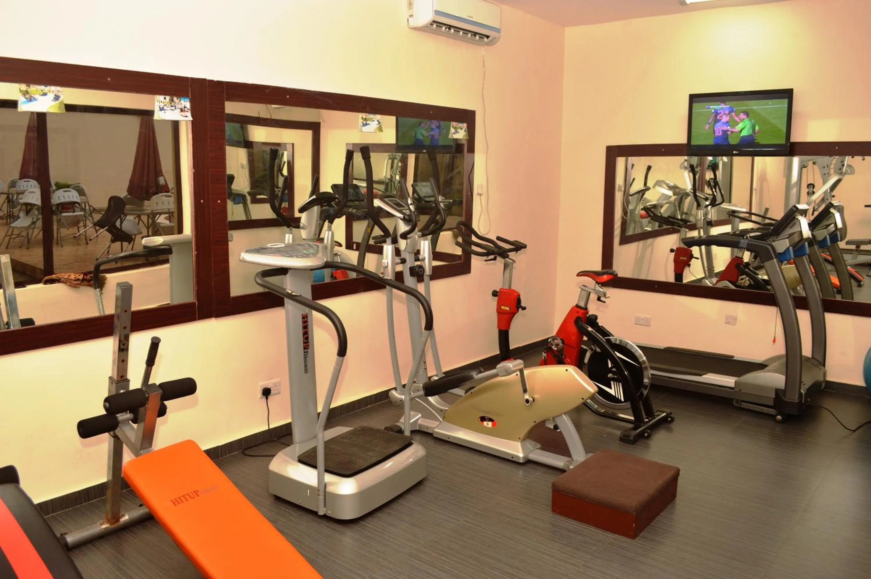 Fitness centre/facilities in De Santos Hotel
