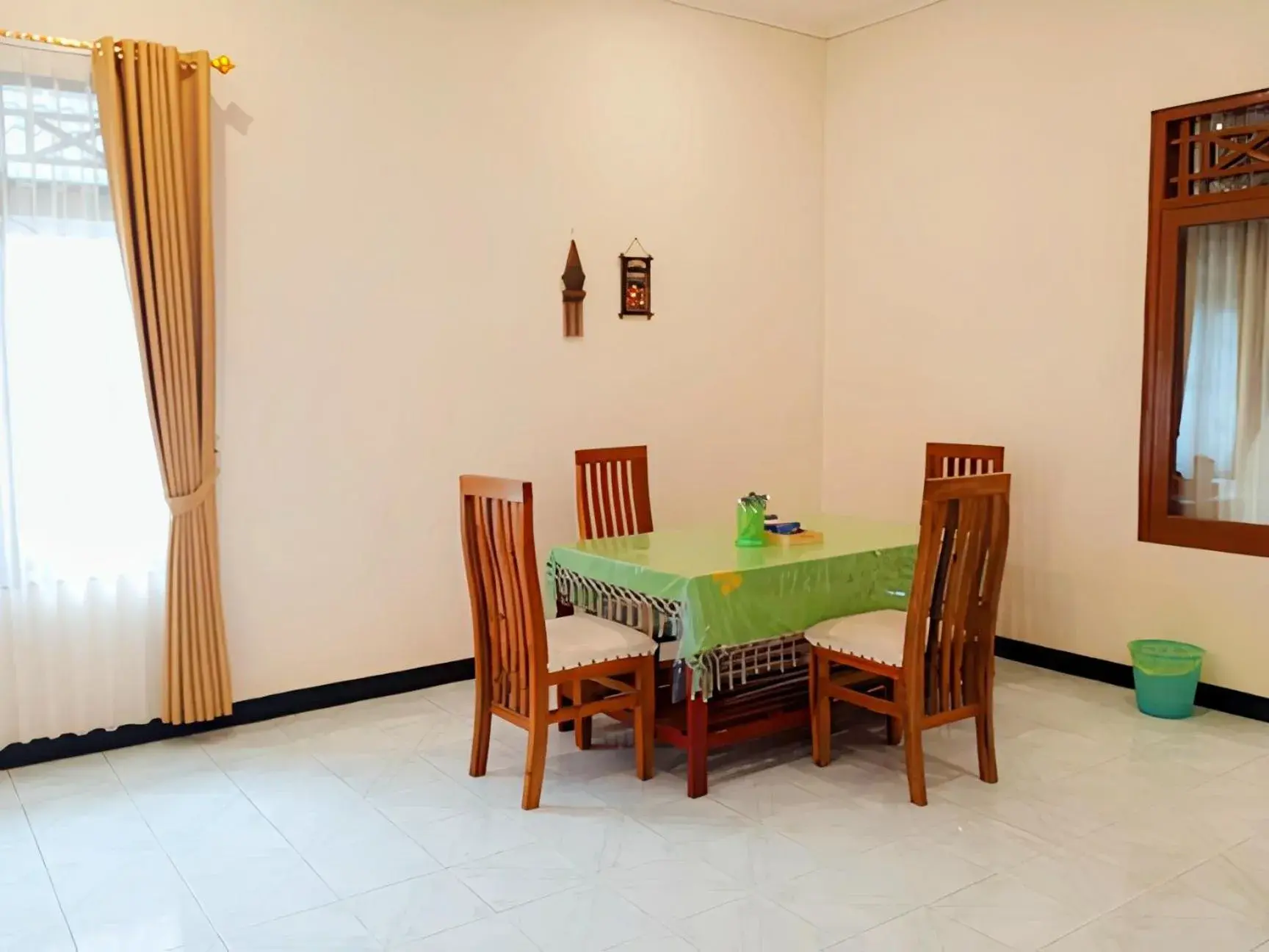 Dining area in Penginapan Prambanan TRISAN Dining area in Penginapan Prambanan TRISAN