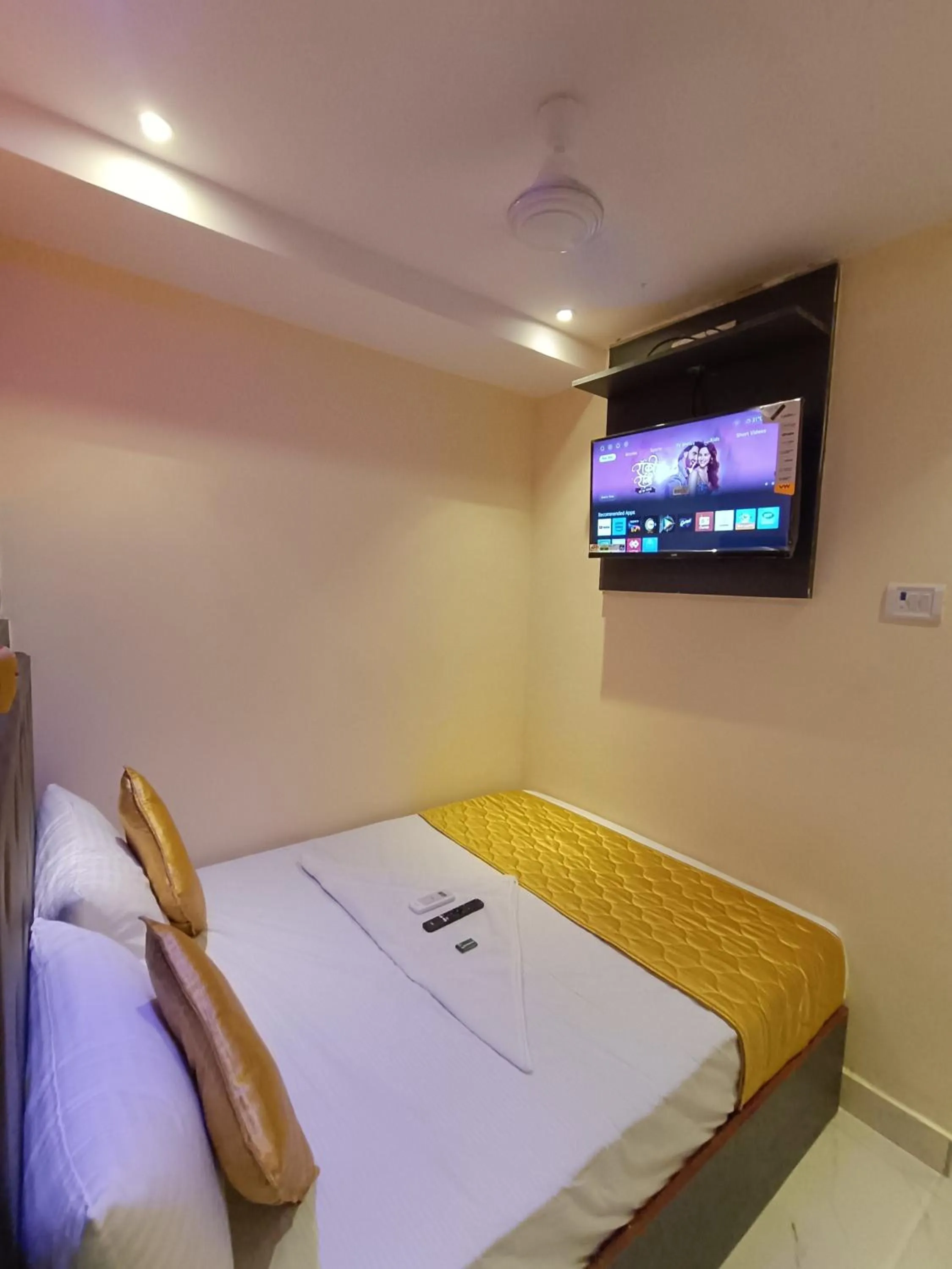 Bed in Hotel Powai Residency