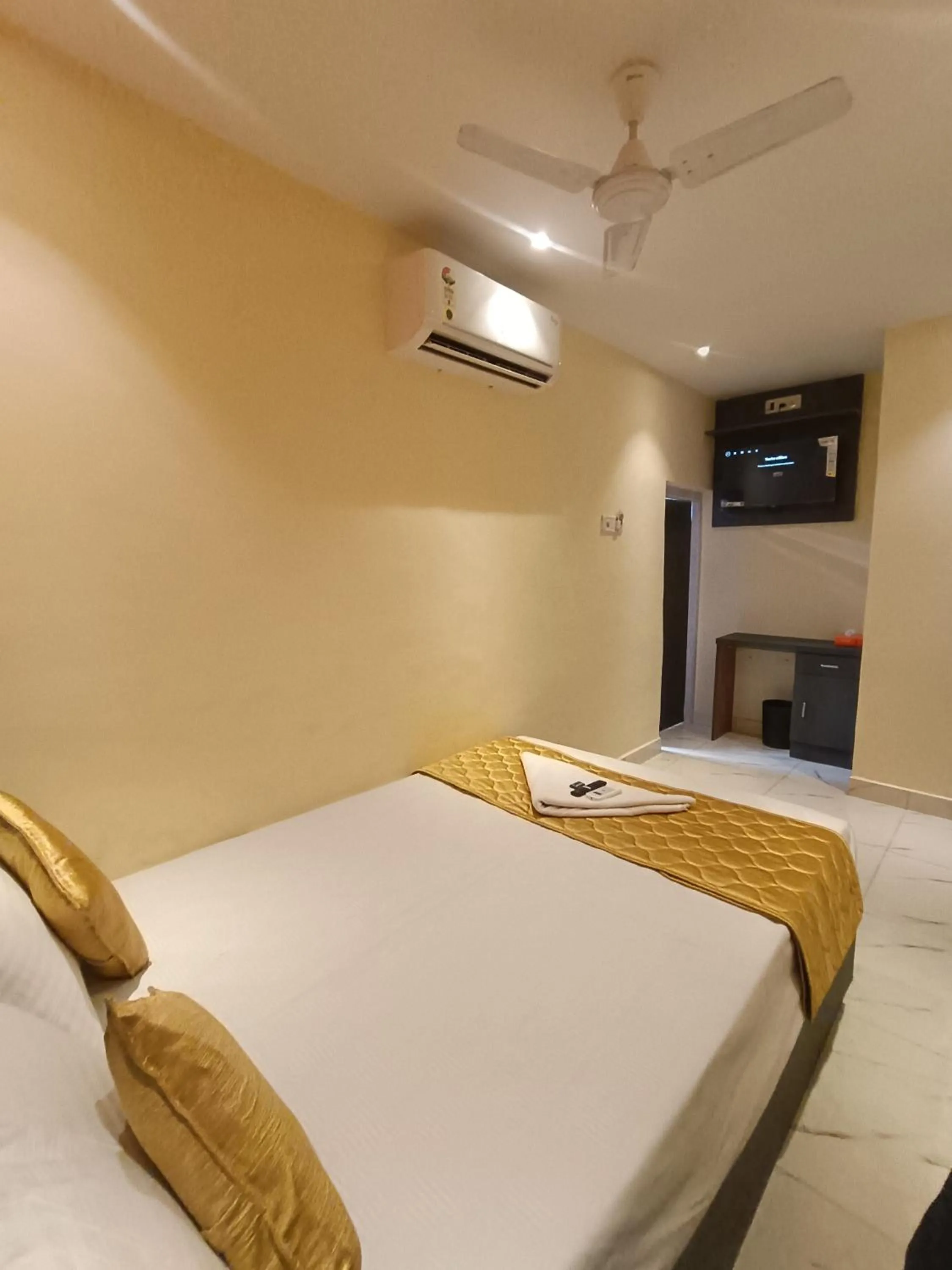 Bed in Hotel Powai Residency