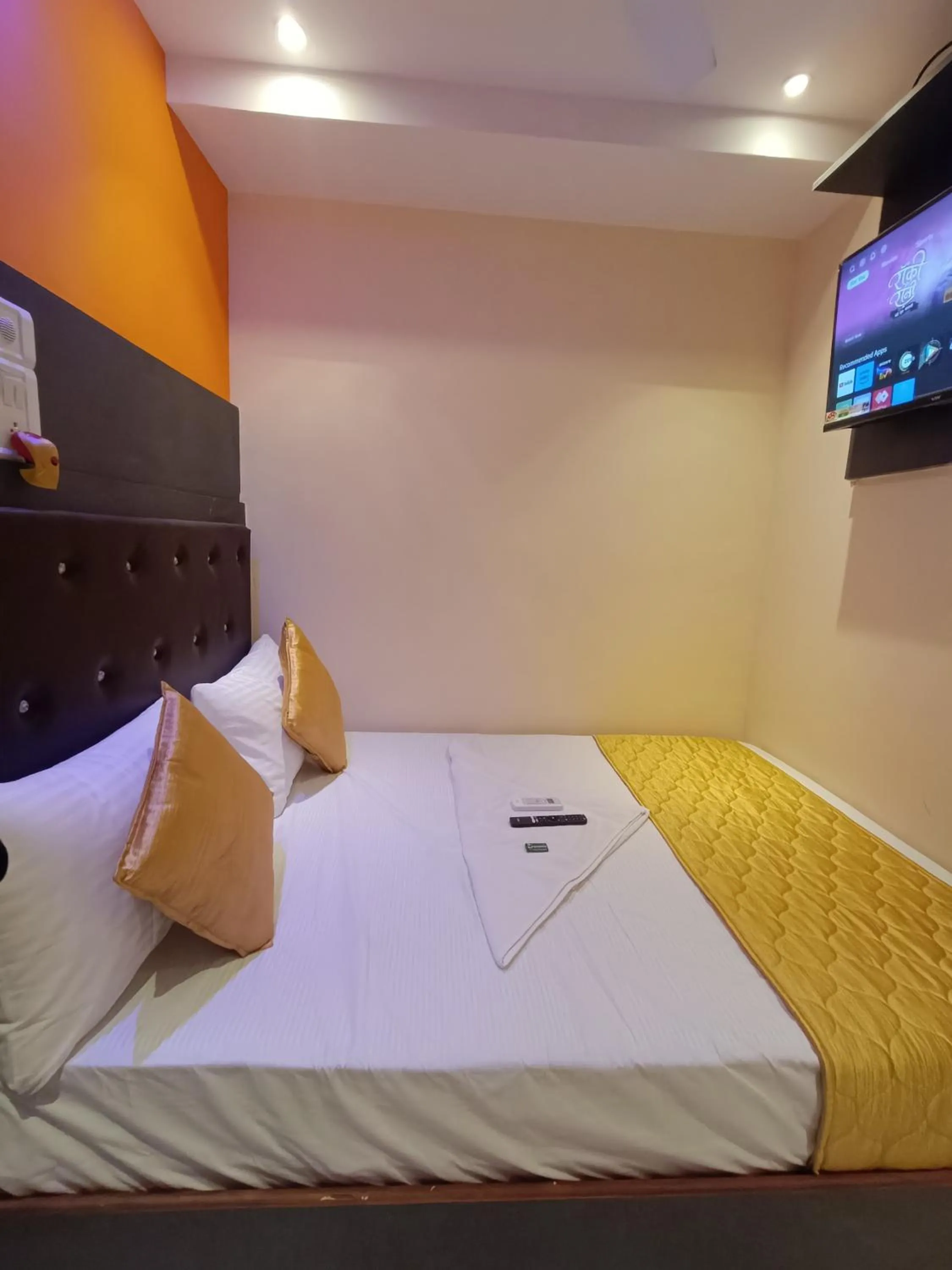 Bed in Hotel Powai Residency