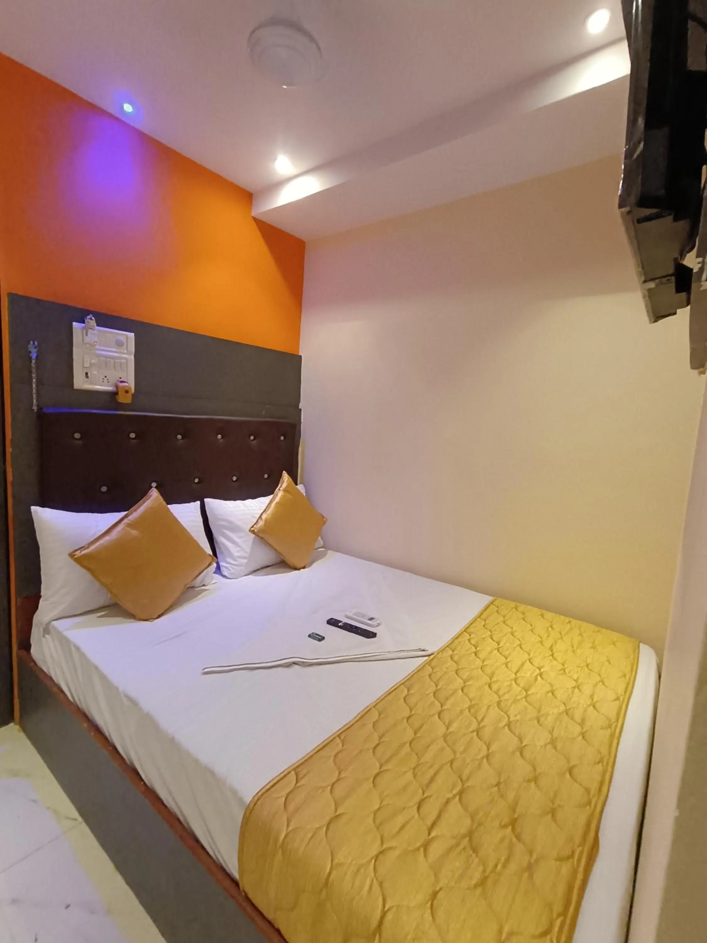 Bed in Hotel Powai Residency