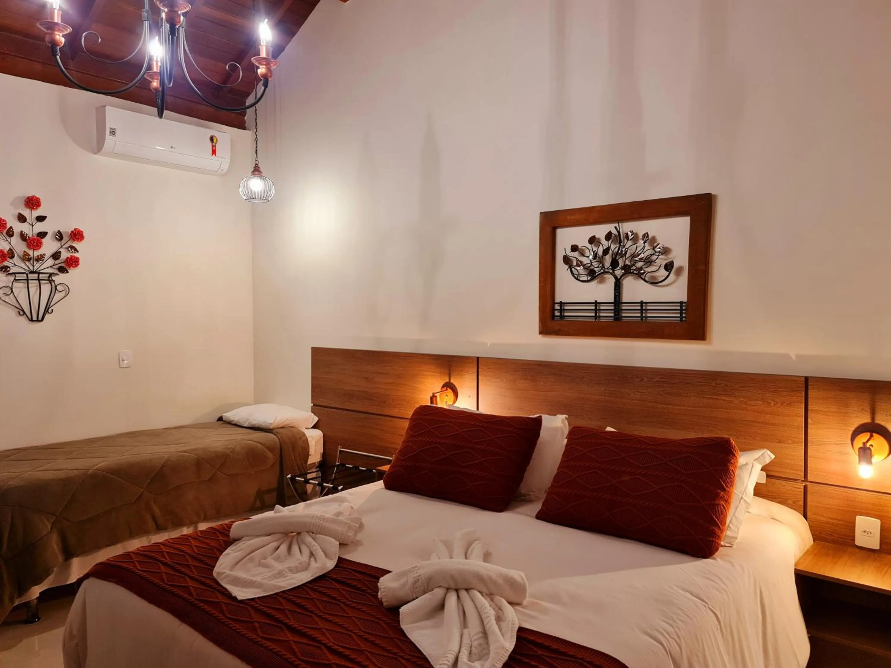 Photo of the whole room, Bed in Pousada Valle das Flores Monte Verde