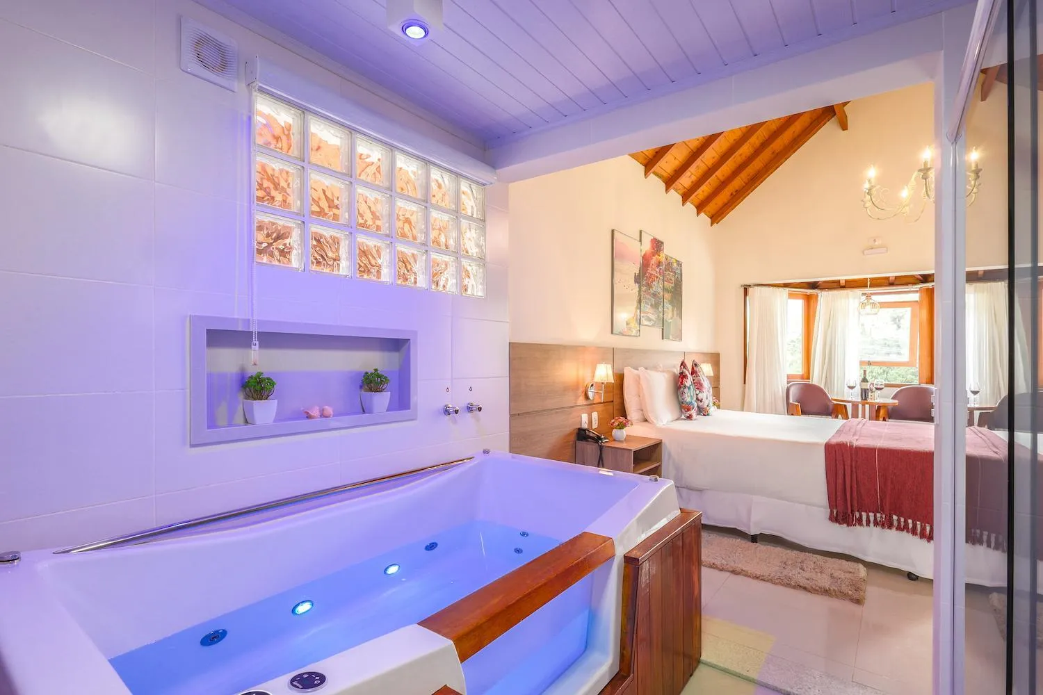 Hot Tub, Bed in Pousada Valle das Flores Monte Verde