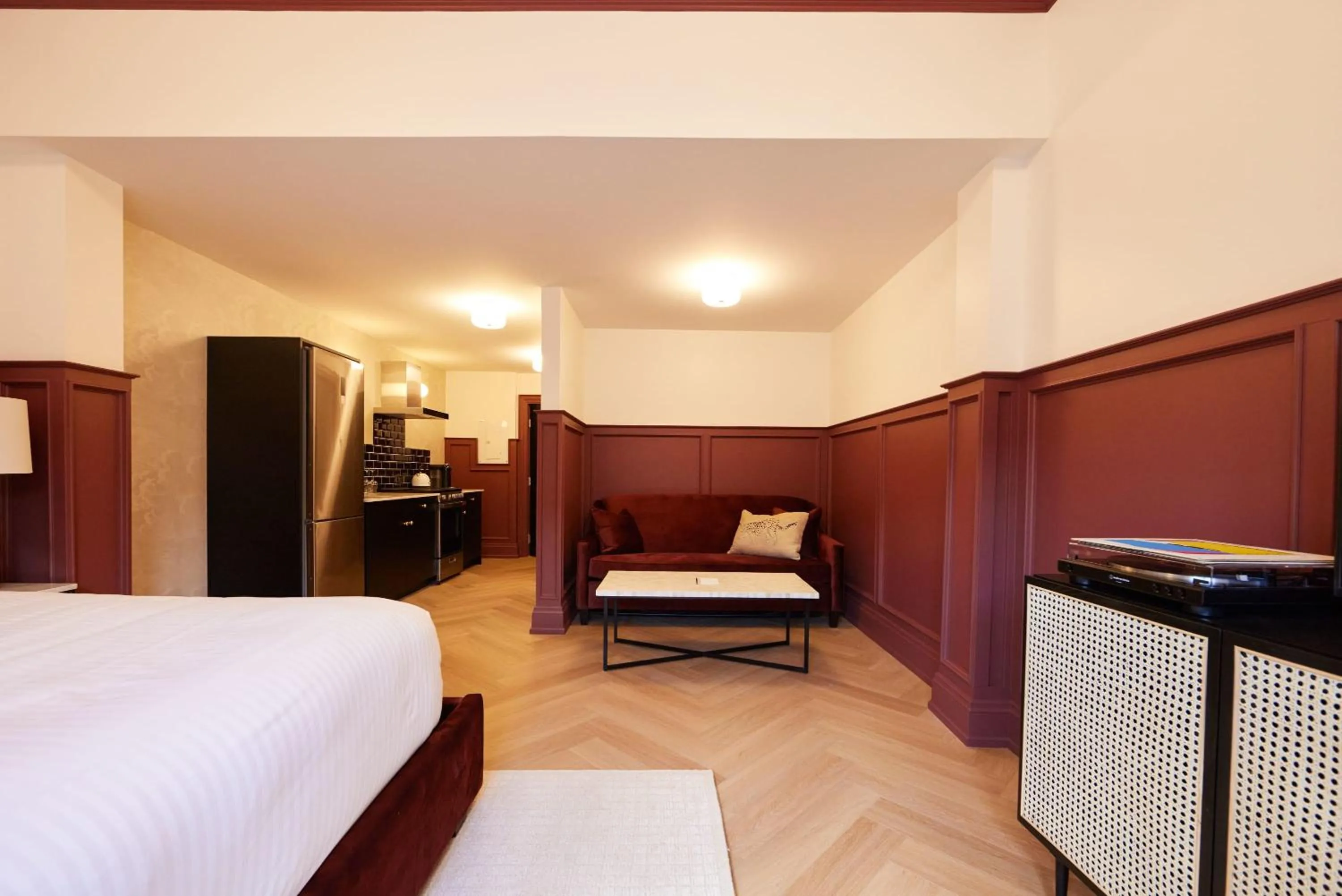 Kitchen or kitchenette, Bed in The Dorchester Hotel