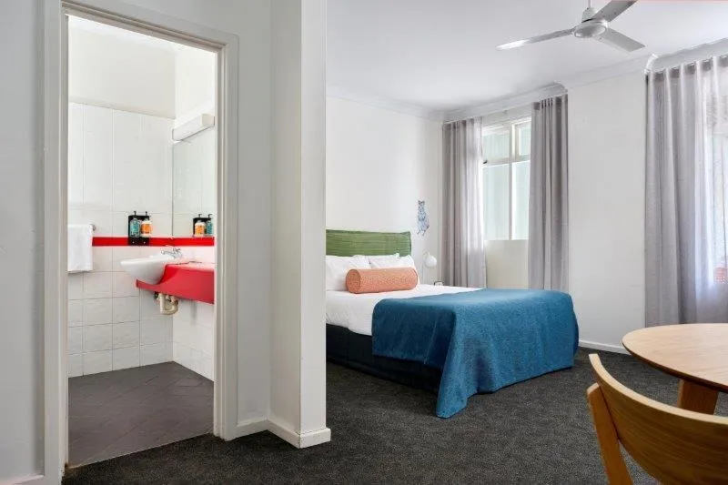 Bed in Baileys Parkside Motel by VetroBlu