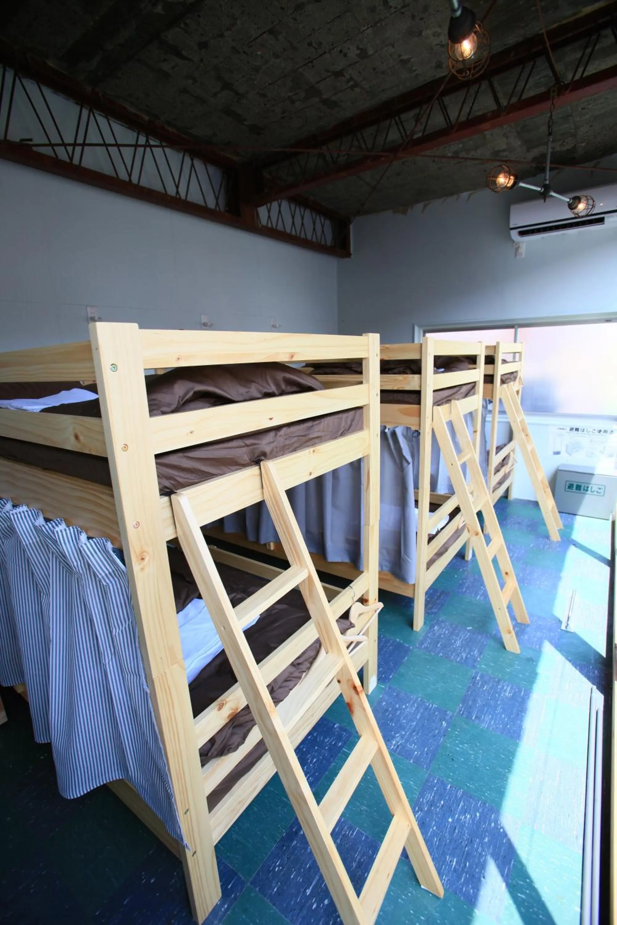 Bed in Kamp Houkan-cho Backpacker's Inn & Lounge