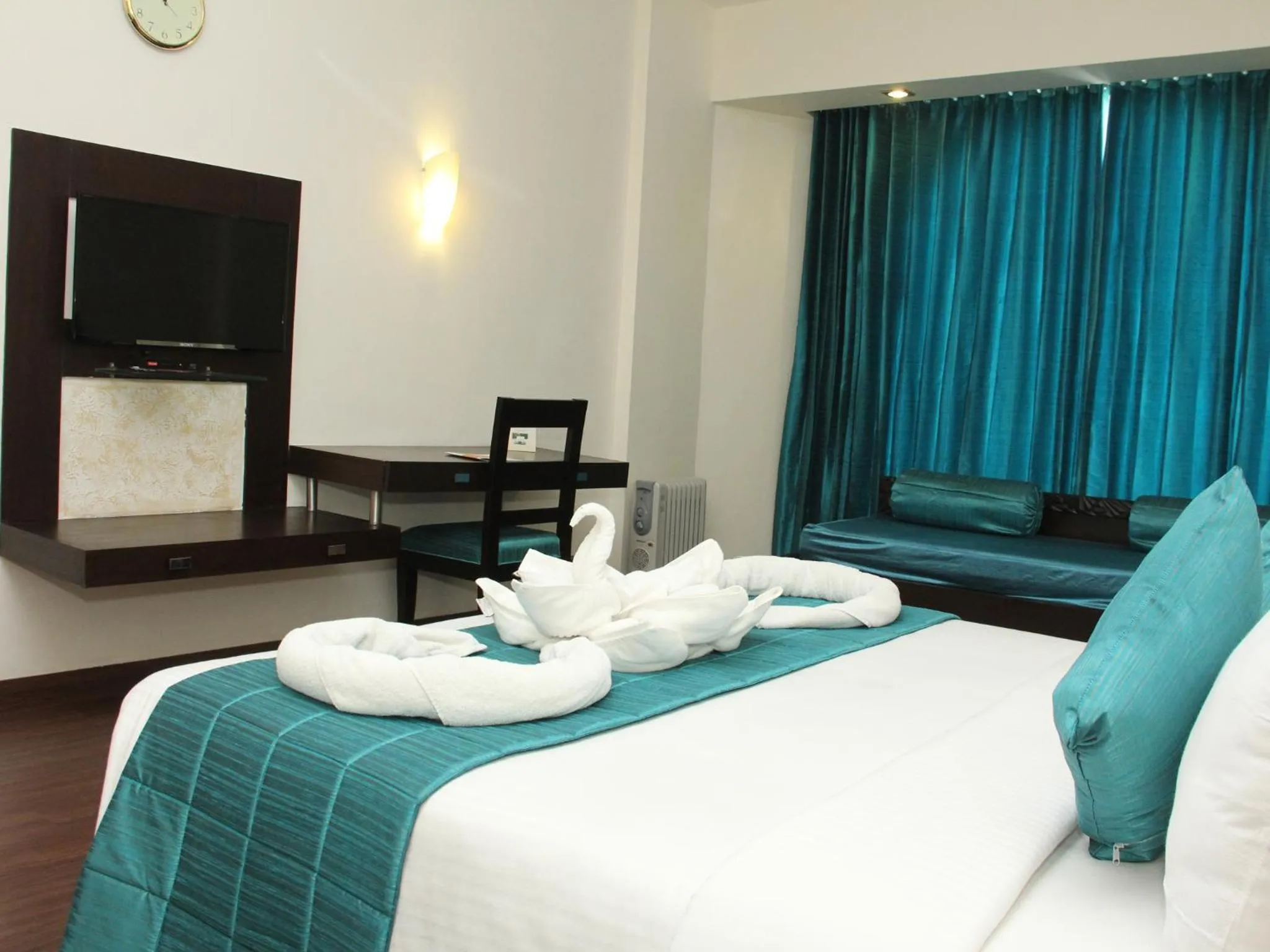 Photo of the whole room, Bed in Club Mahindra Udaipur