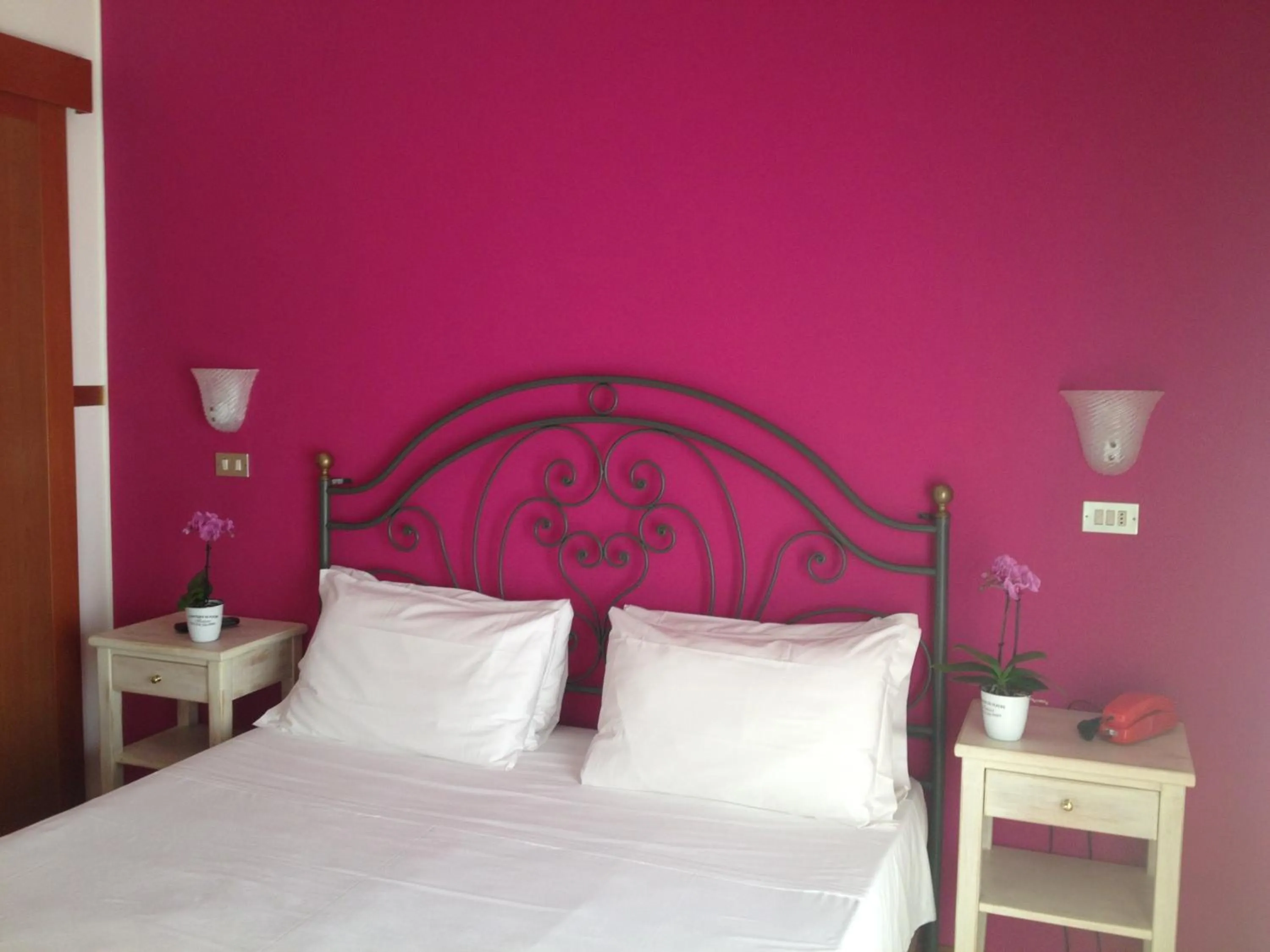 Photo of the whole room, Bed in Hotel Benacus