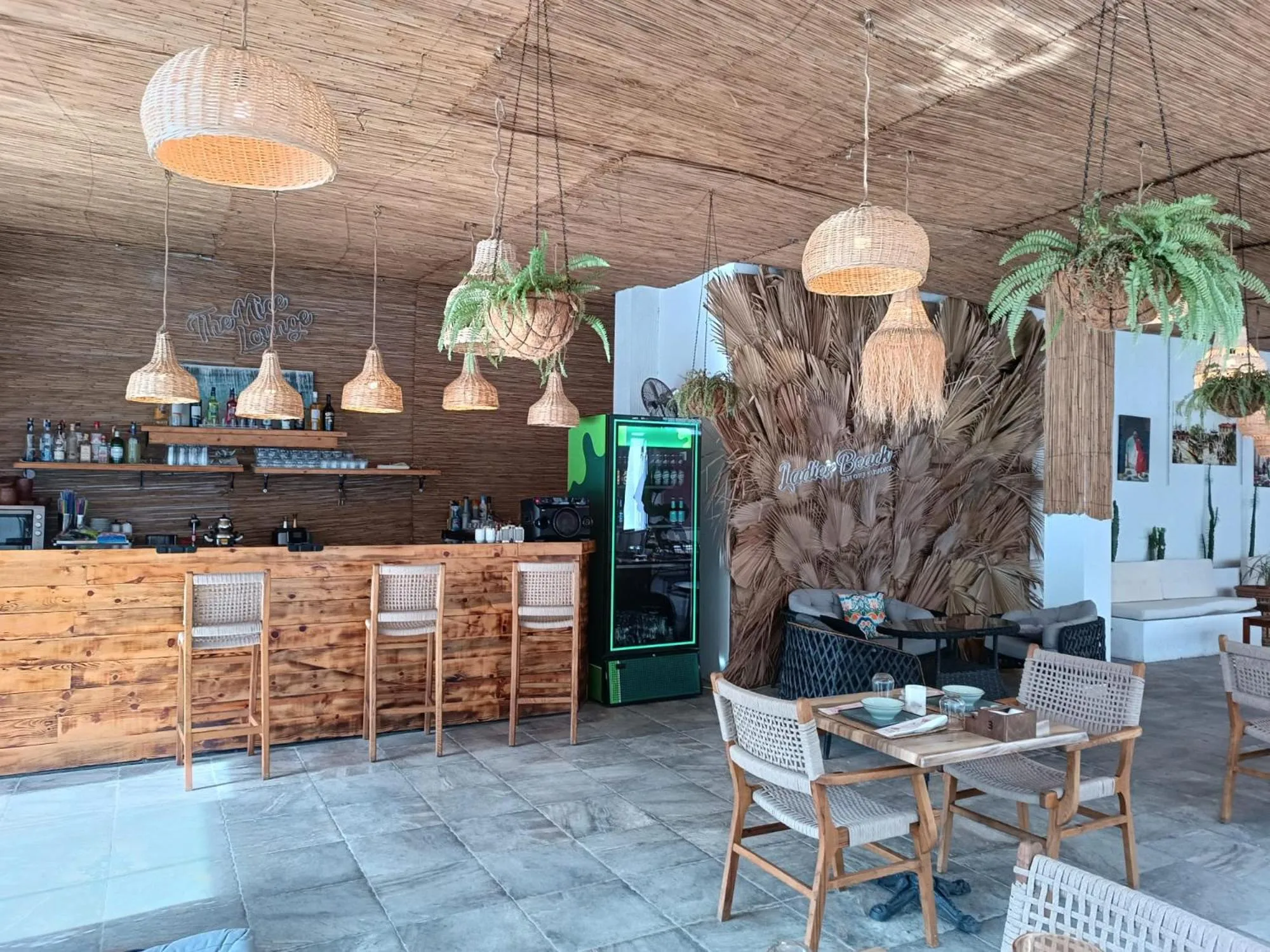 Restaurant/places to eat in Ladies Beach Suite Hotel