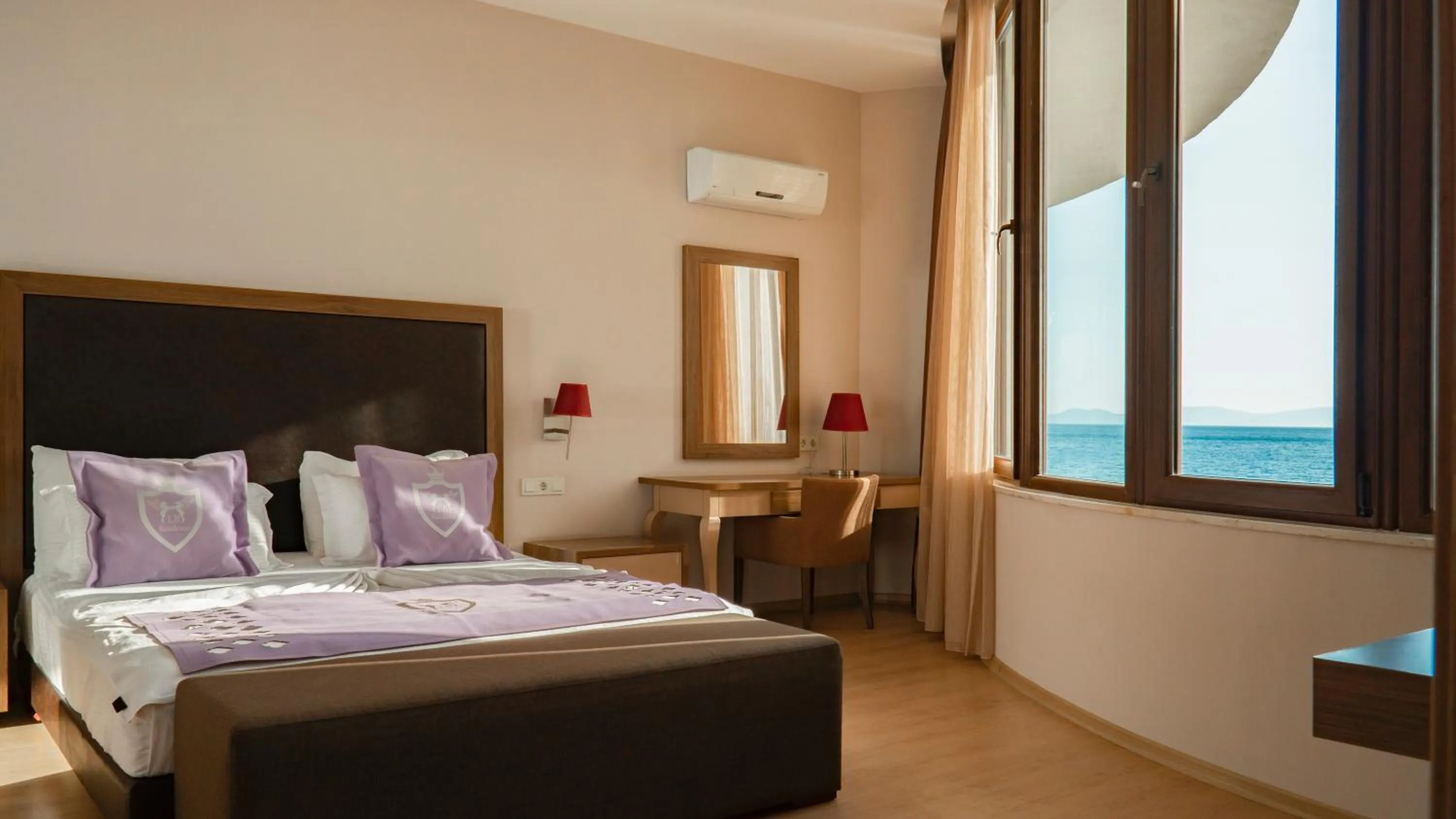 Bedroom, Bed in Ladies Beach Suite Hotel