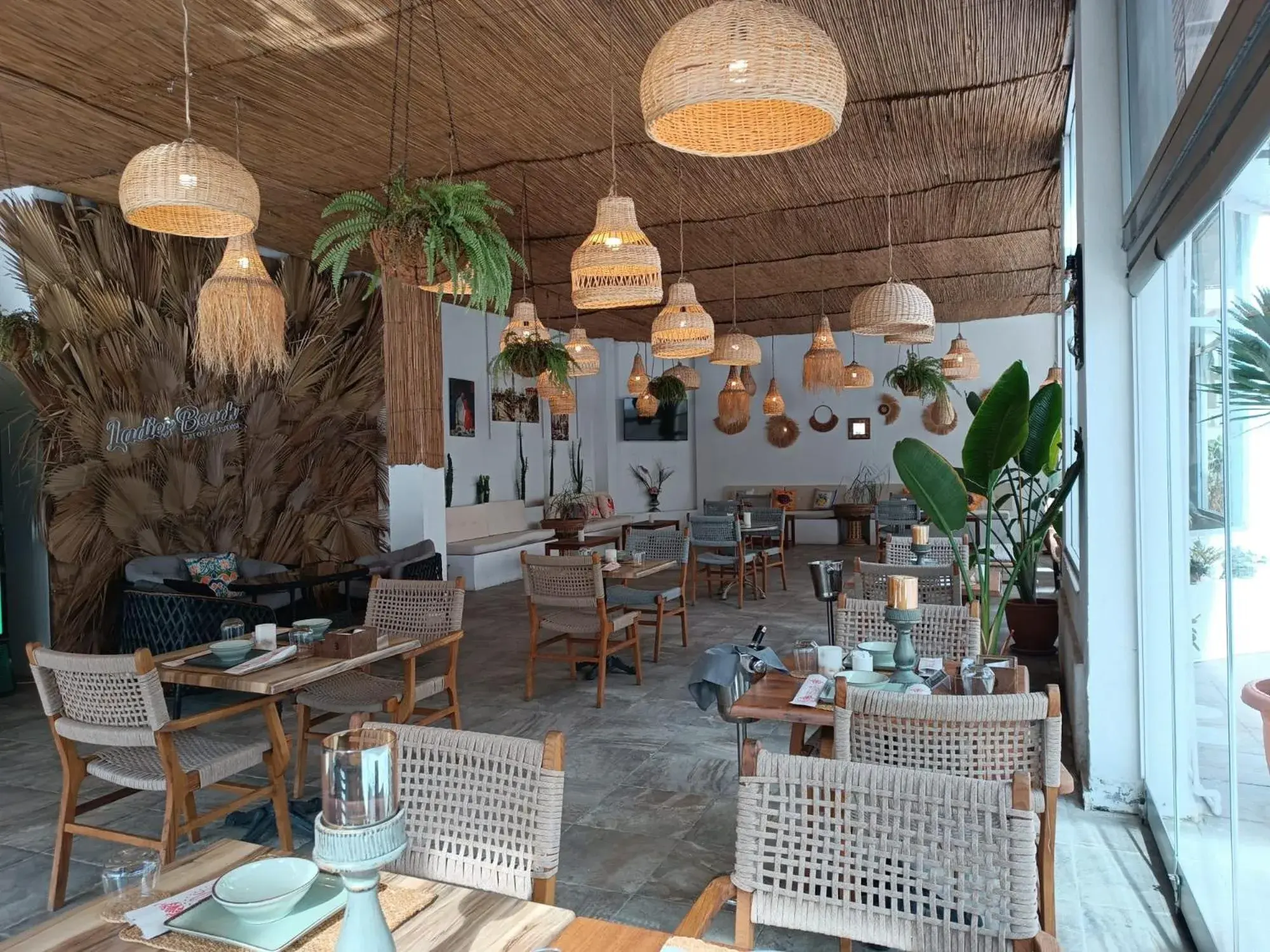 Restaurant/places to eat in Ladies Beach Suite Hotel Restaurant/places to eat in Ladies Beach Suite Hotel