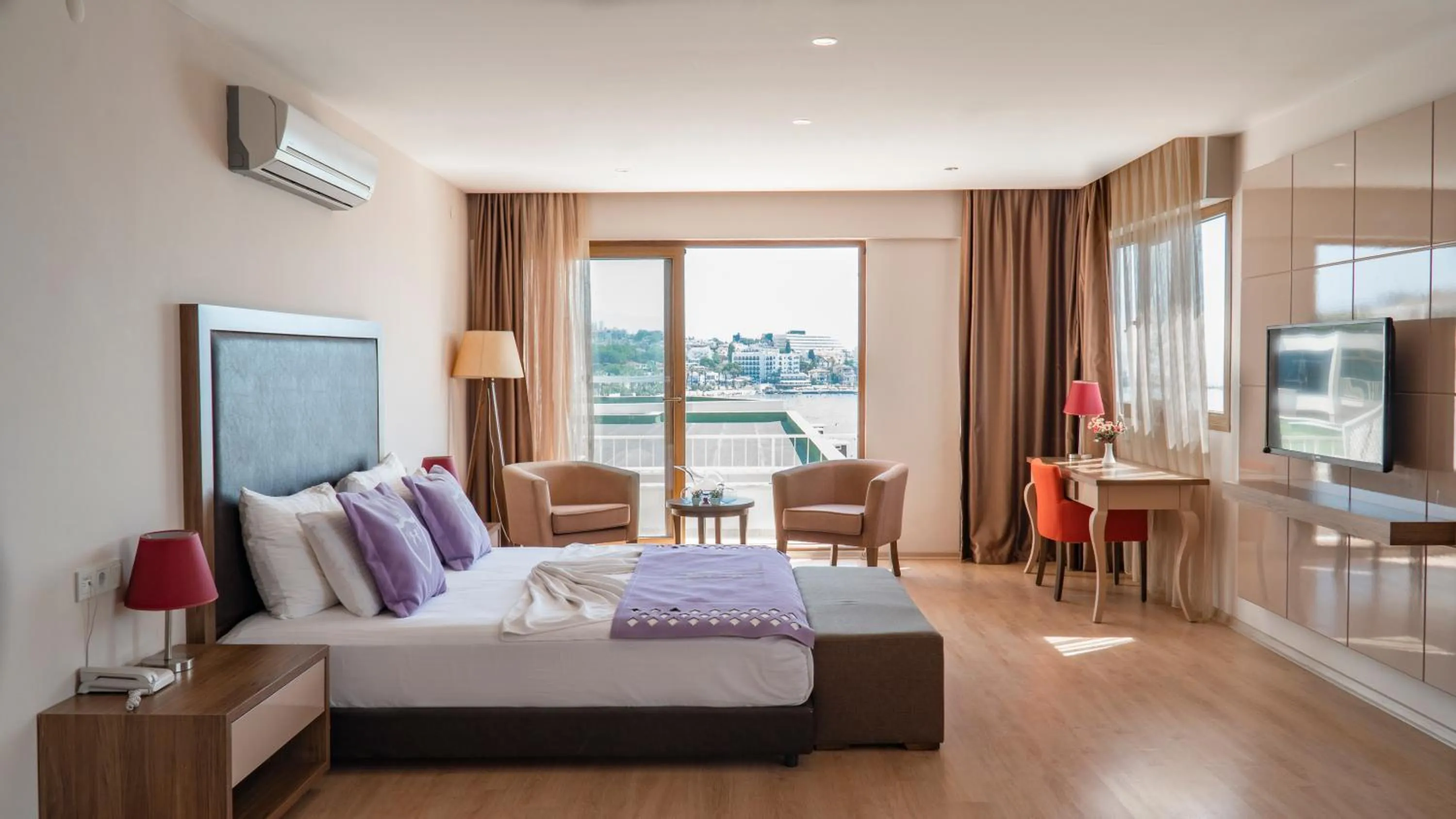 Photo of the whole room, Bed in Ladies Beach Suite Hotel