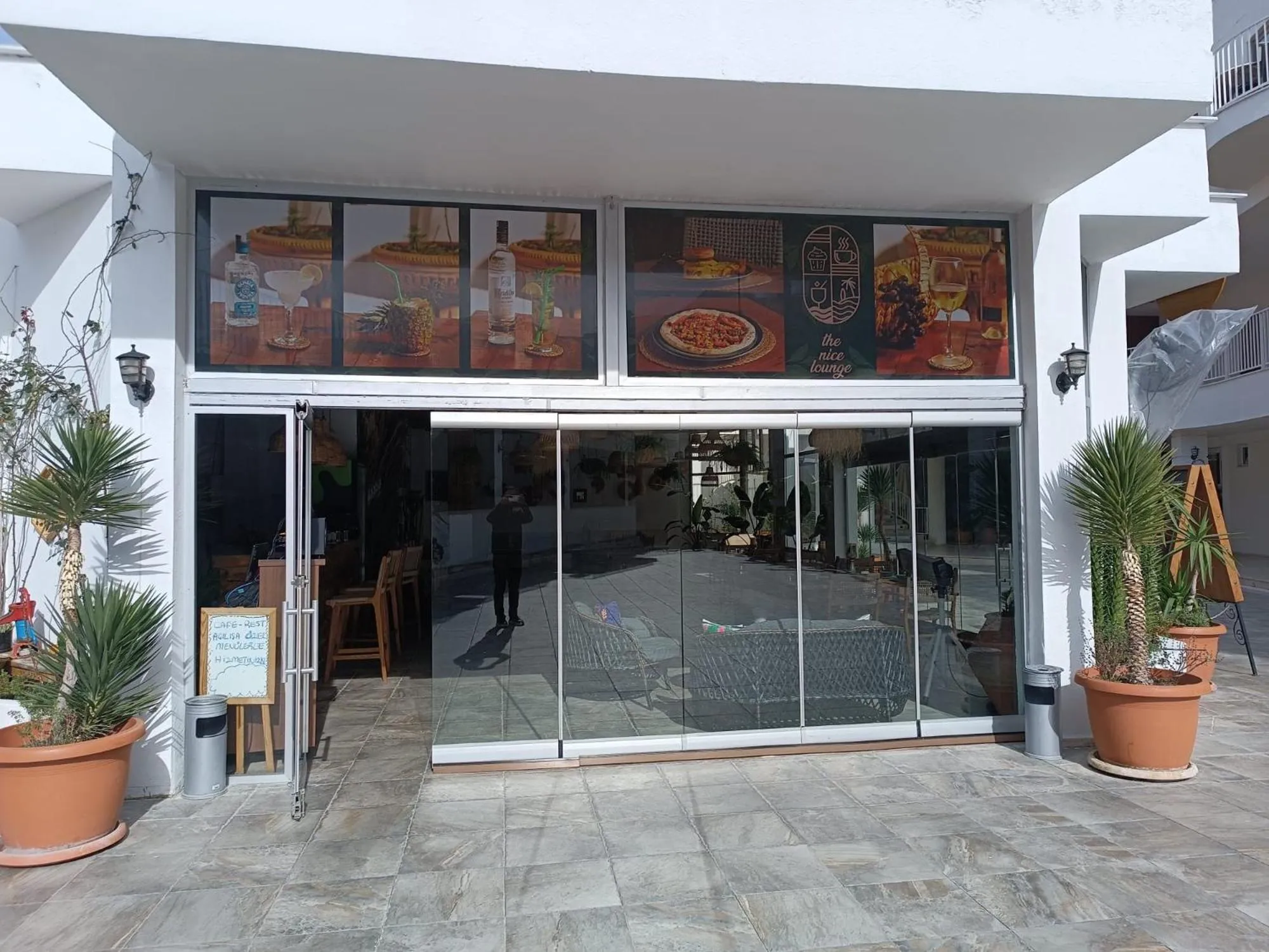 Restaurant/places to eat in Ladies Beach Suite Hotel