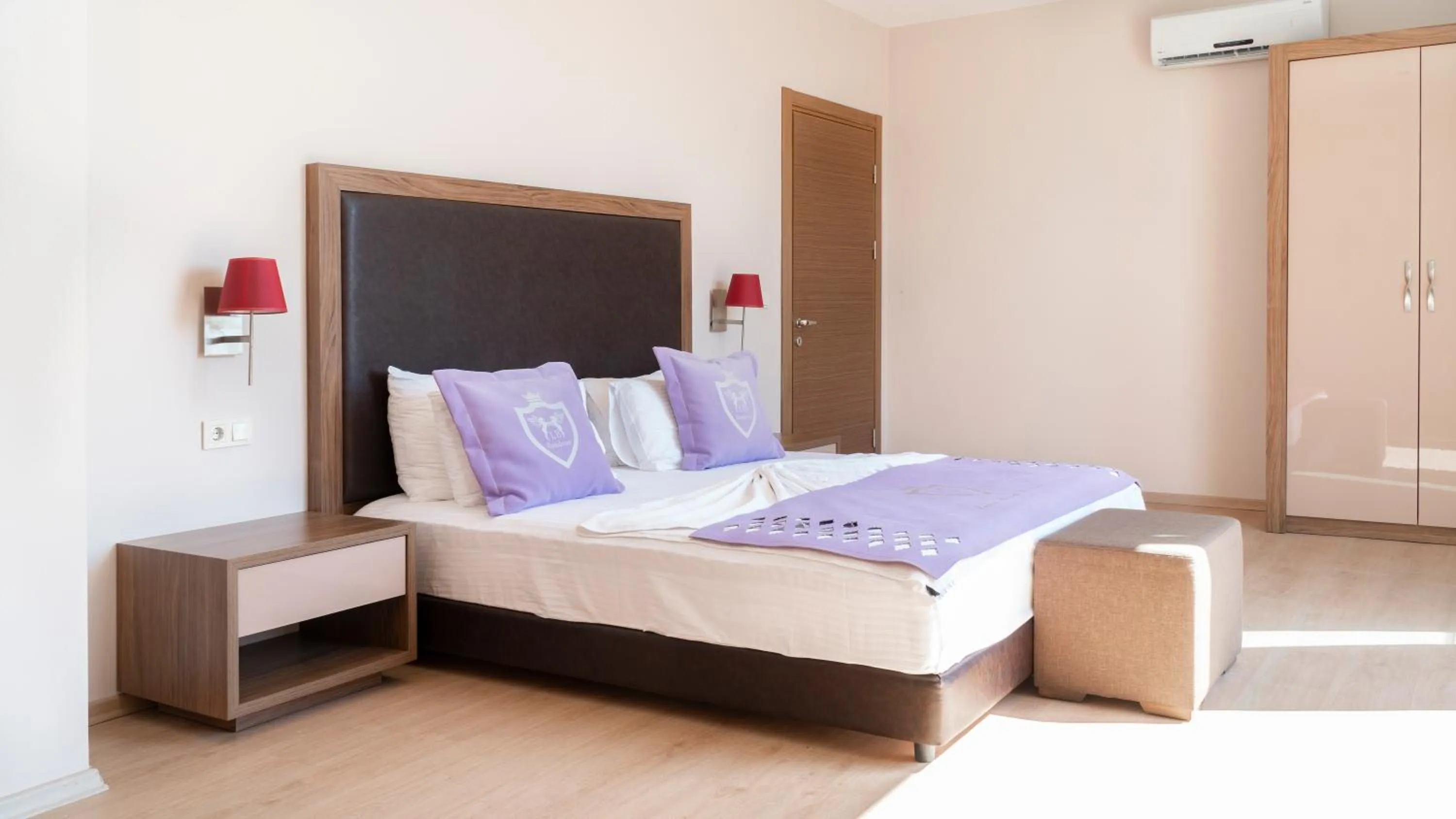 Bedroom, Bed in Ladies Beach Suite Hotel