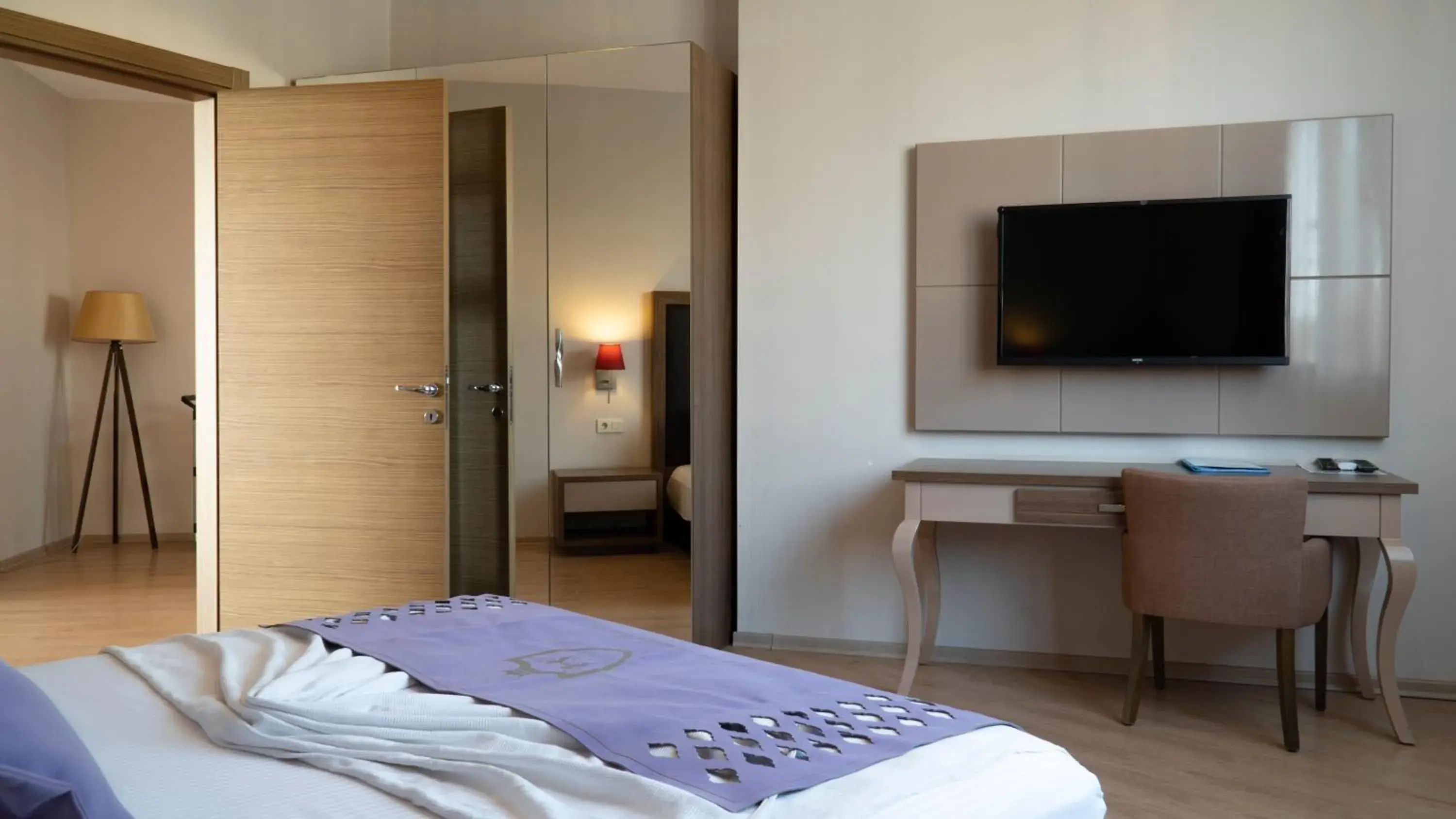 TV and multimedia, Bed in Ladies Beach Suite Hotel TV and multimedia, Bed in Ladies Beach Suite Hotel