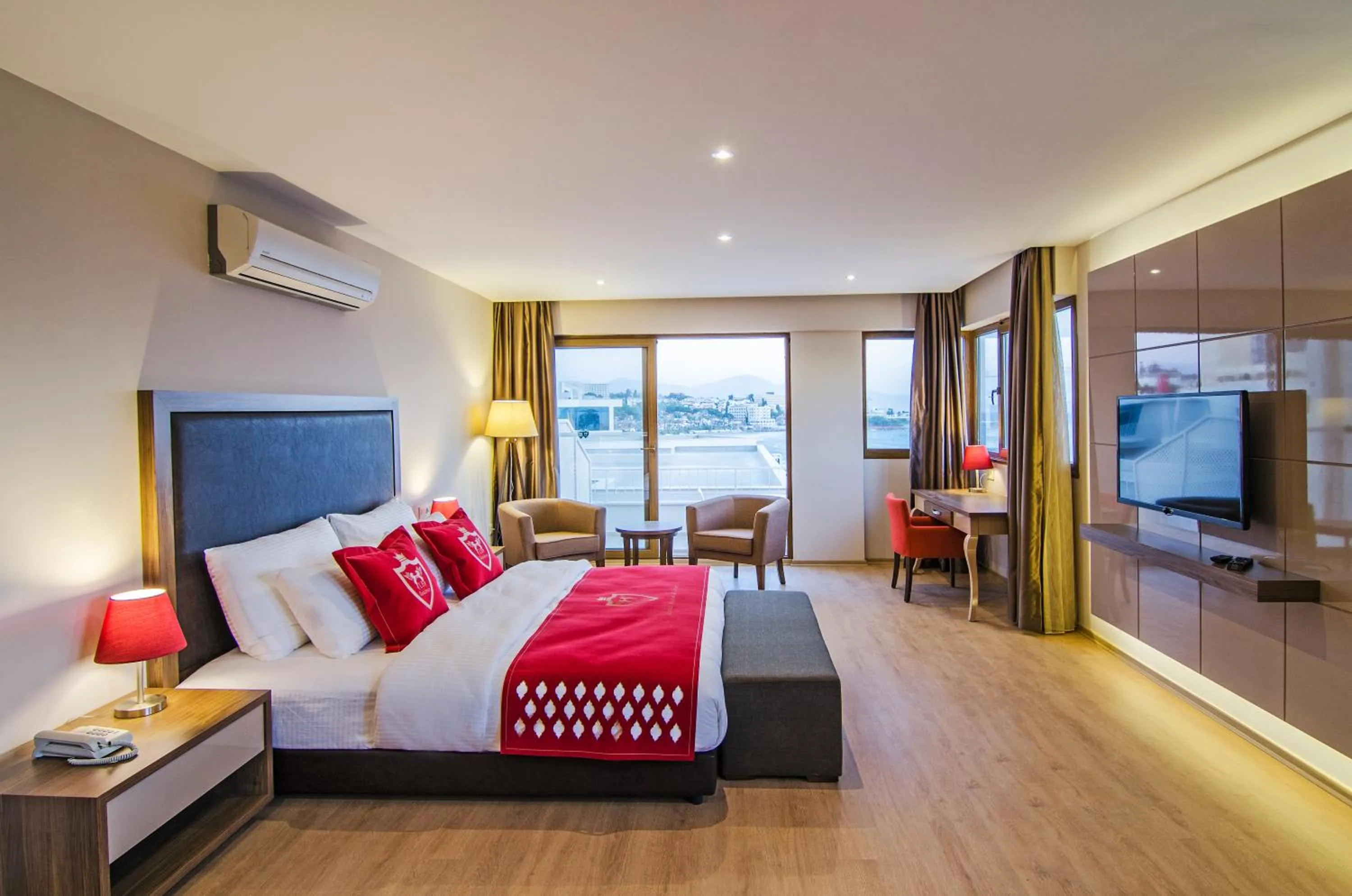 Living room, Bed in Ladies Beach Suite Hotel