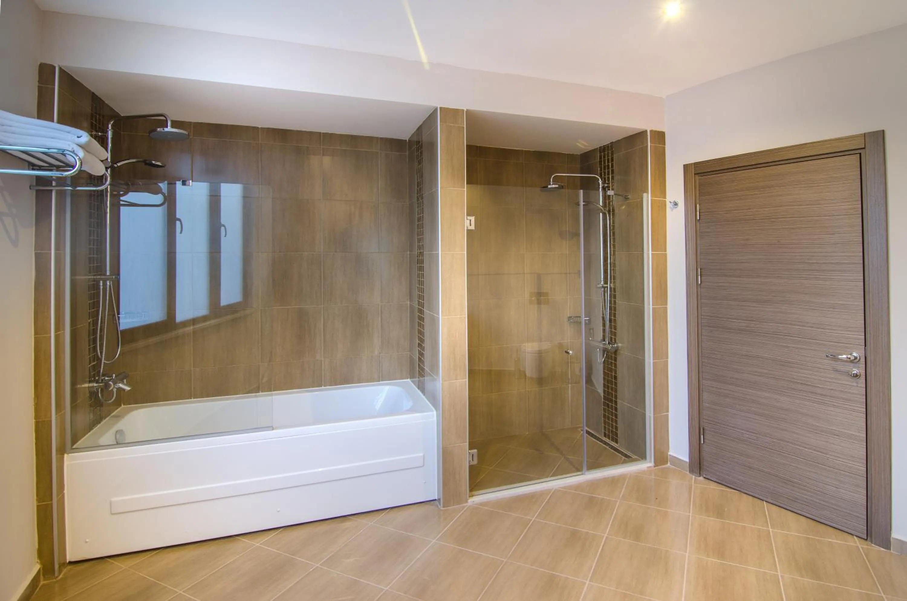 Shower, Bed in Ladies Beach Suite Hotel