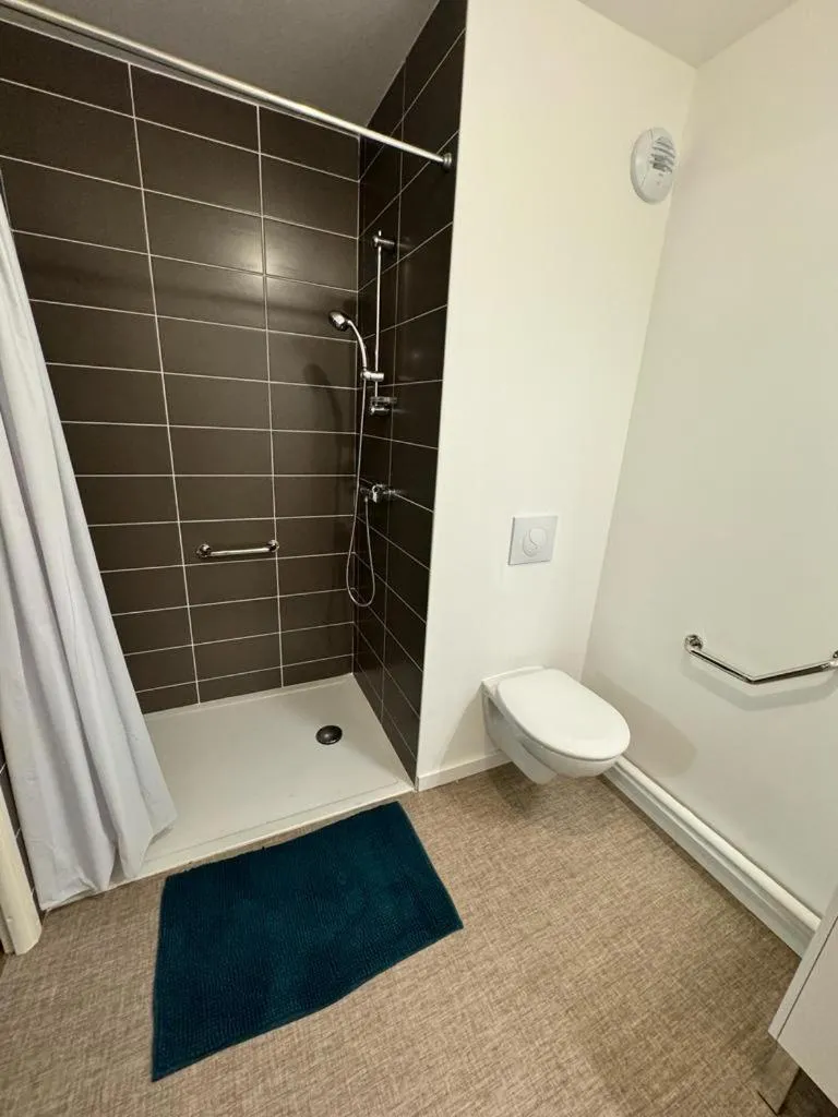 Shower in Zenao Appart'hôtels Boulogne-sur-Mer - La Rose des Vents