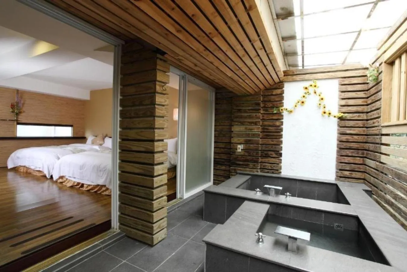 Photo of the whole room, Bed in Hotspring World Wulai