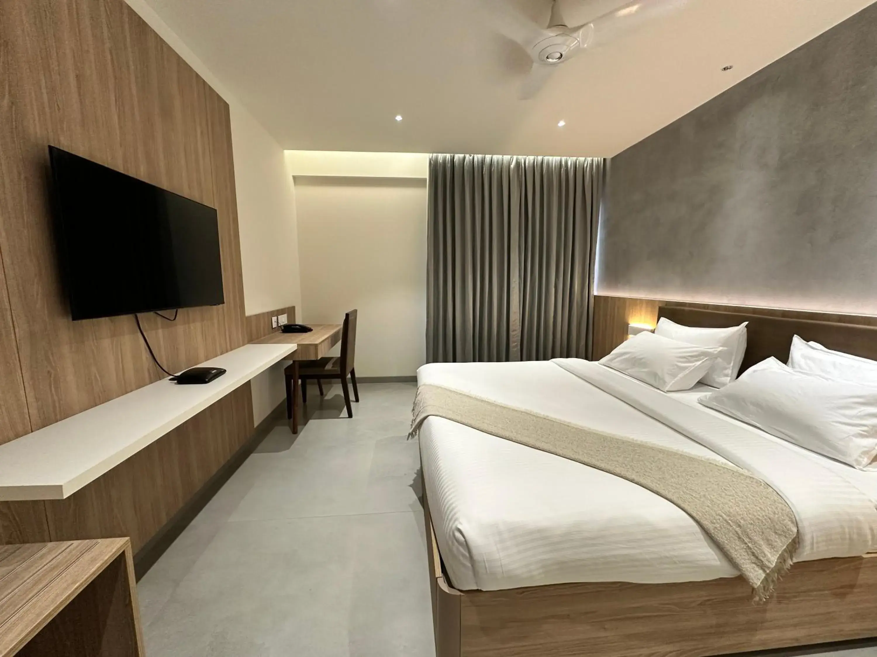 TV and multimedia, Bed in 32 Urban by Akoya Hotels - Gachibowli, West Hyderabad TV and multimedia, Bed in 32 Urban by Akoya Hotels - Gachibowli, West Hyderabad