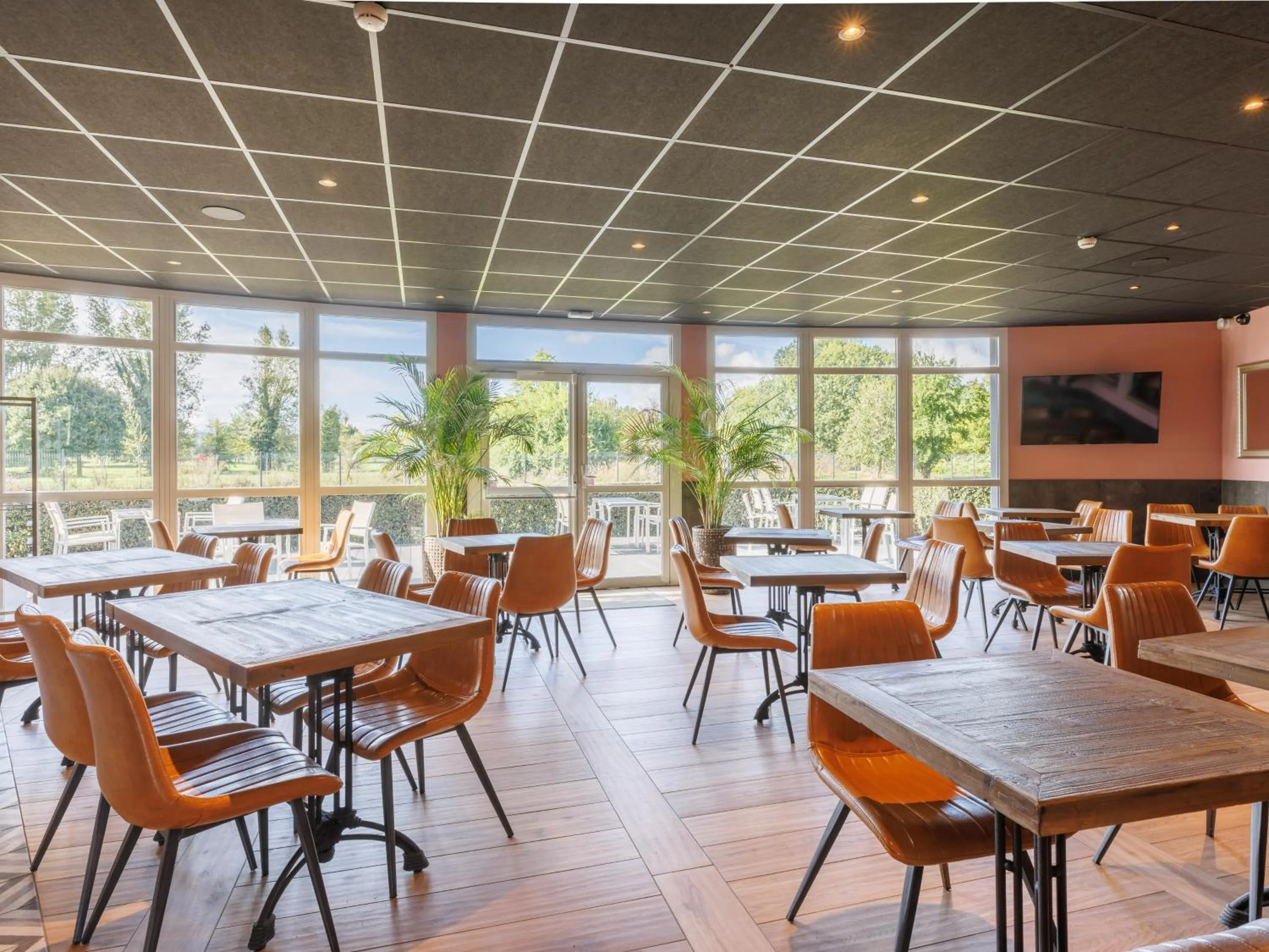 Restaurant/places to eat in B&B HOTEL Clermont-Ferrand Nord Riom