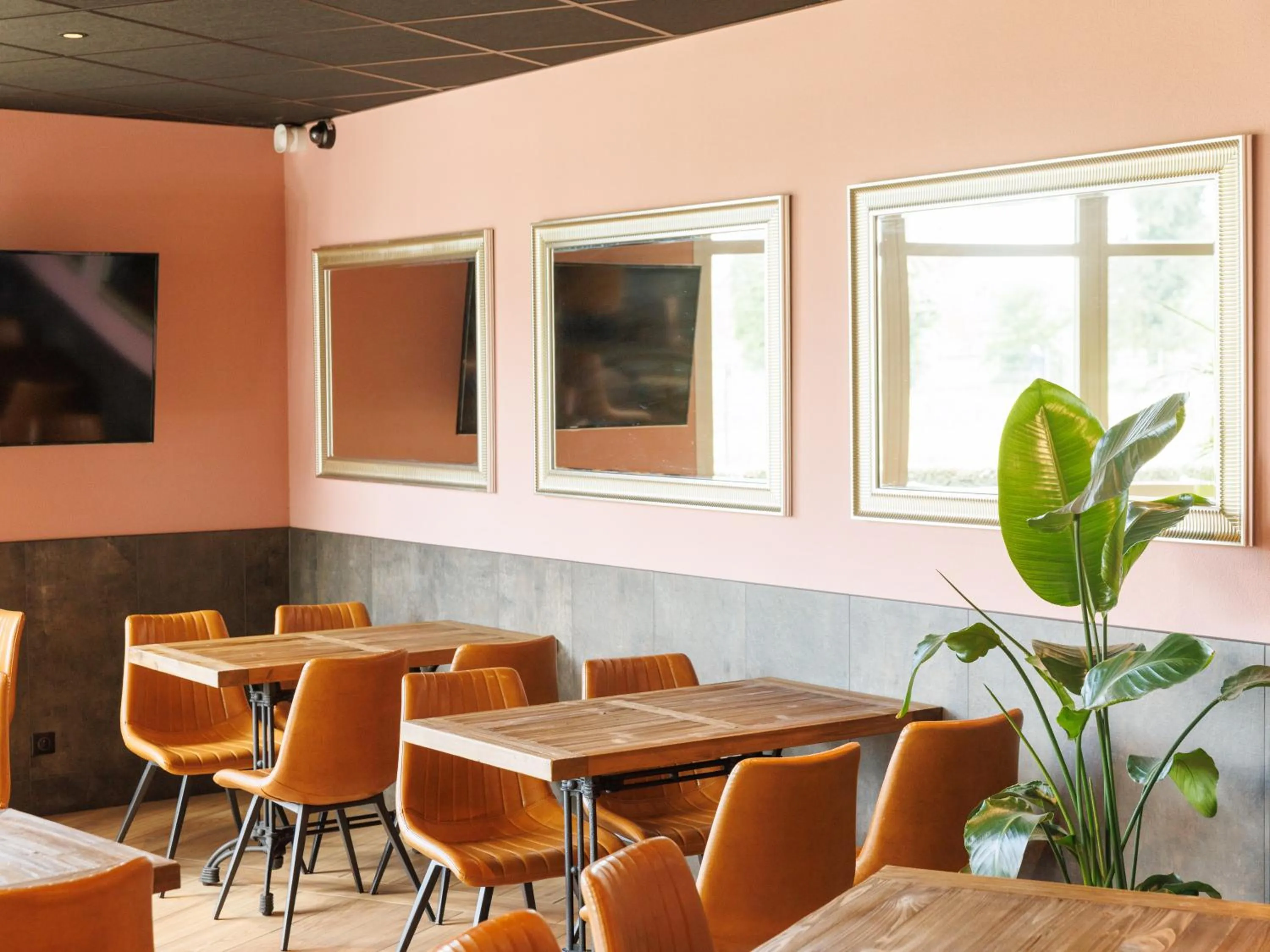 Restaurant/places to eat in B&B HOTEL Clermont-Ferrand Nord Riom