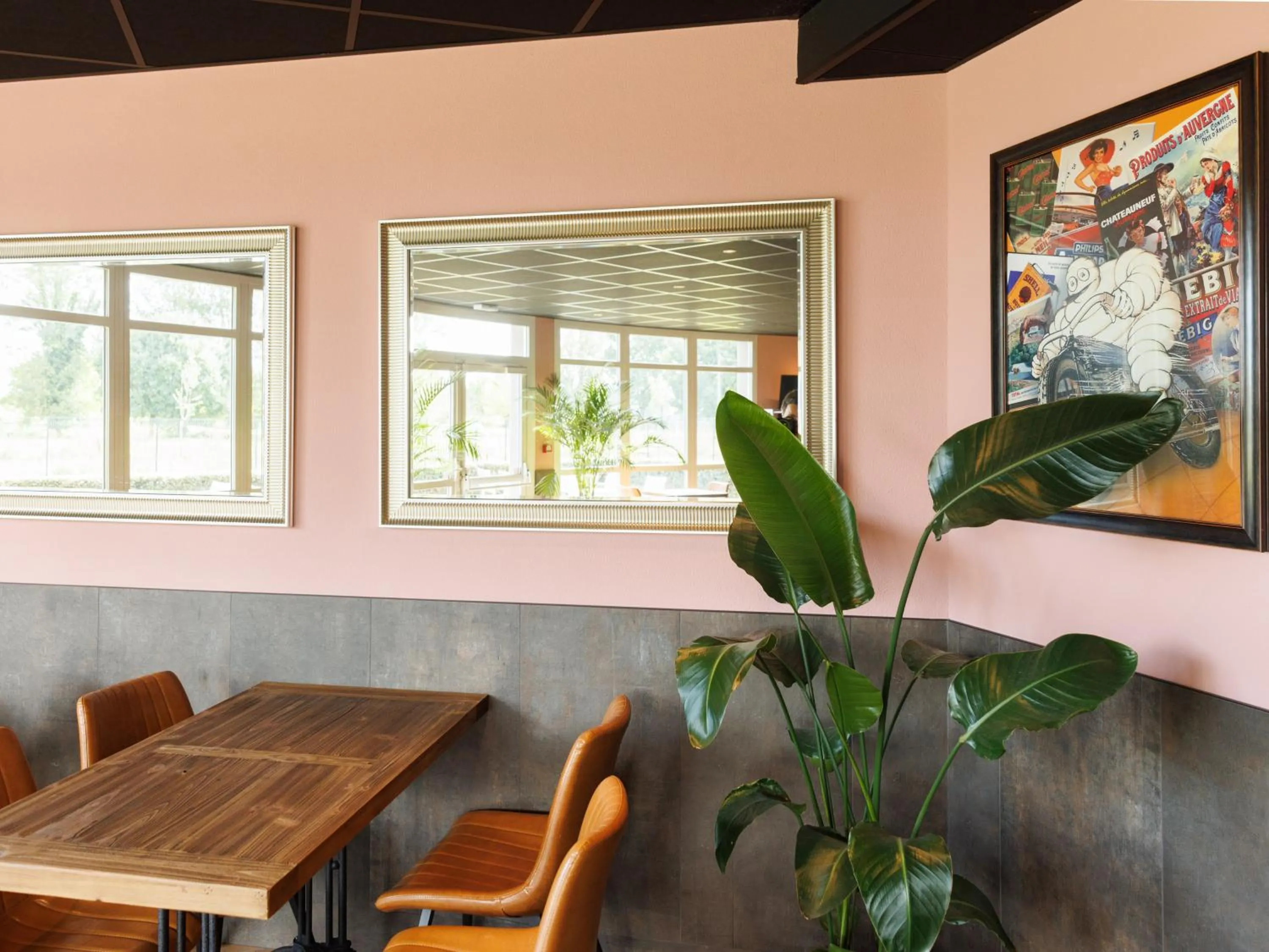 Restaurant/places to eat in B&B HOTEL Clermont-Ferrand Nord Riom