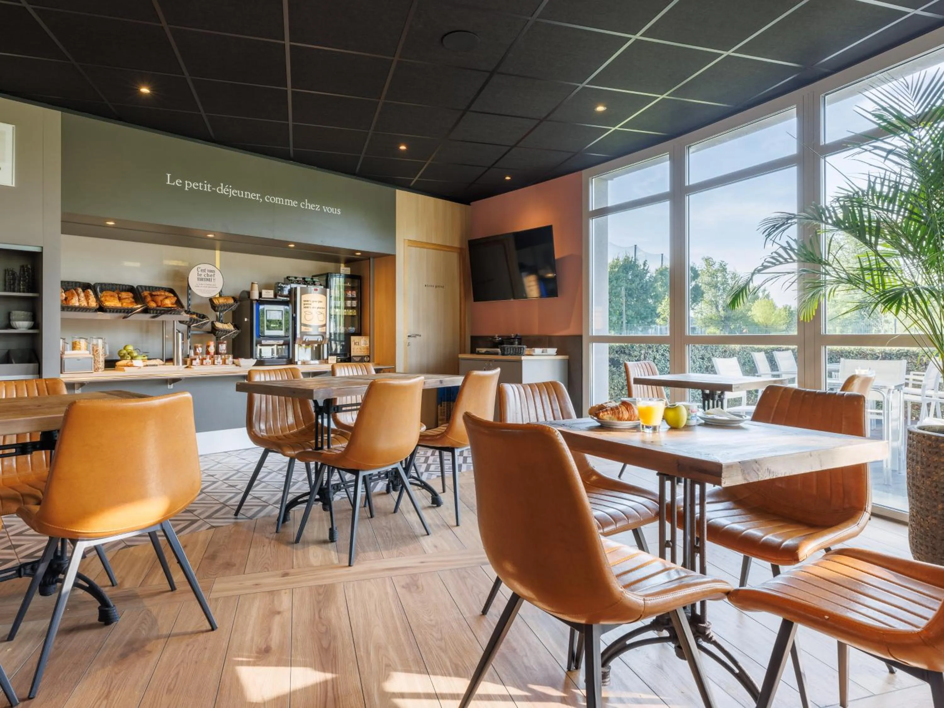 Restaurant/places to eat in B&B HOTEL Clermont-Ferrand Nord Riom