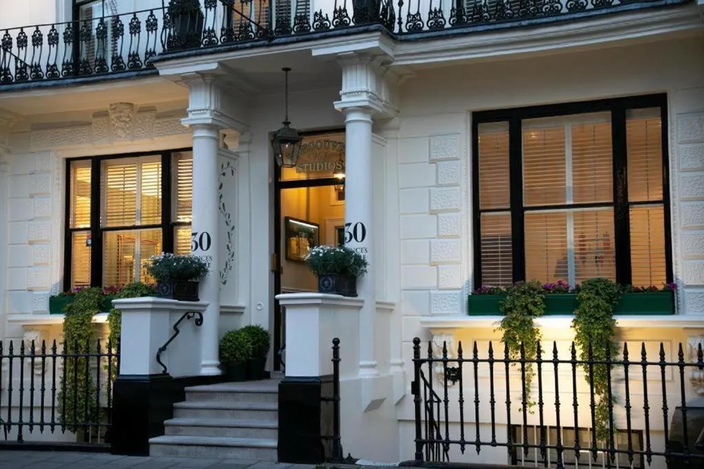 Facade/entrance in Vancouver Hotel and Studios