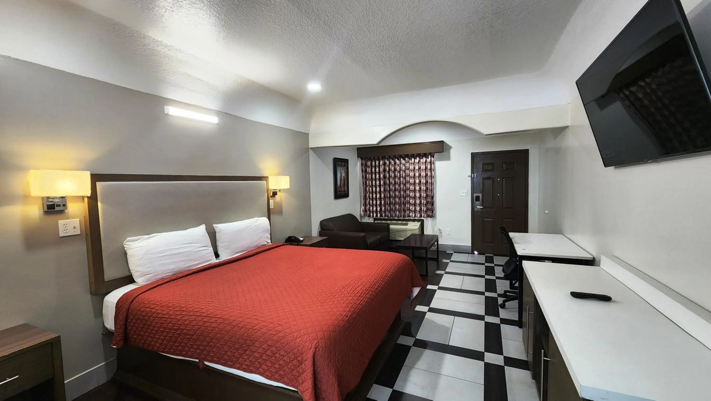 Bed in Scottish Inn & Suites Sam Houston Parkway