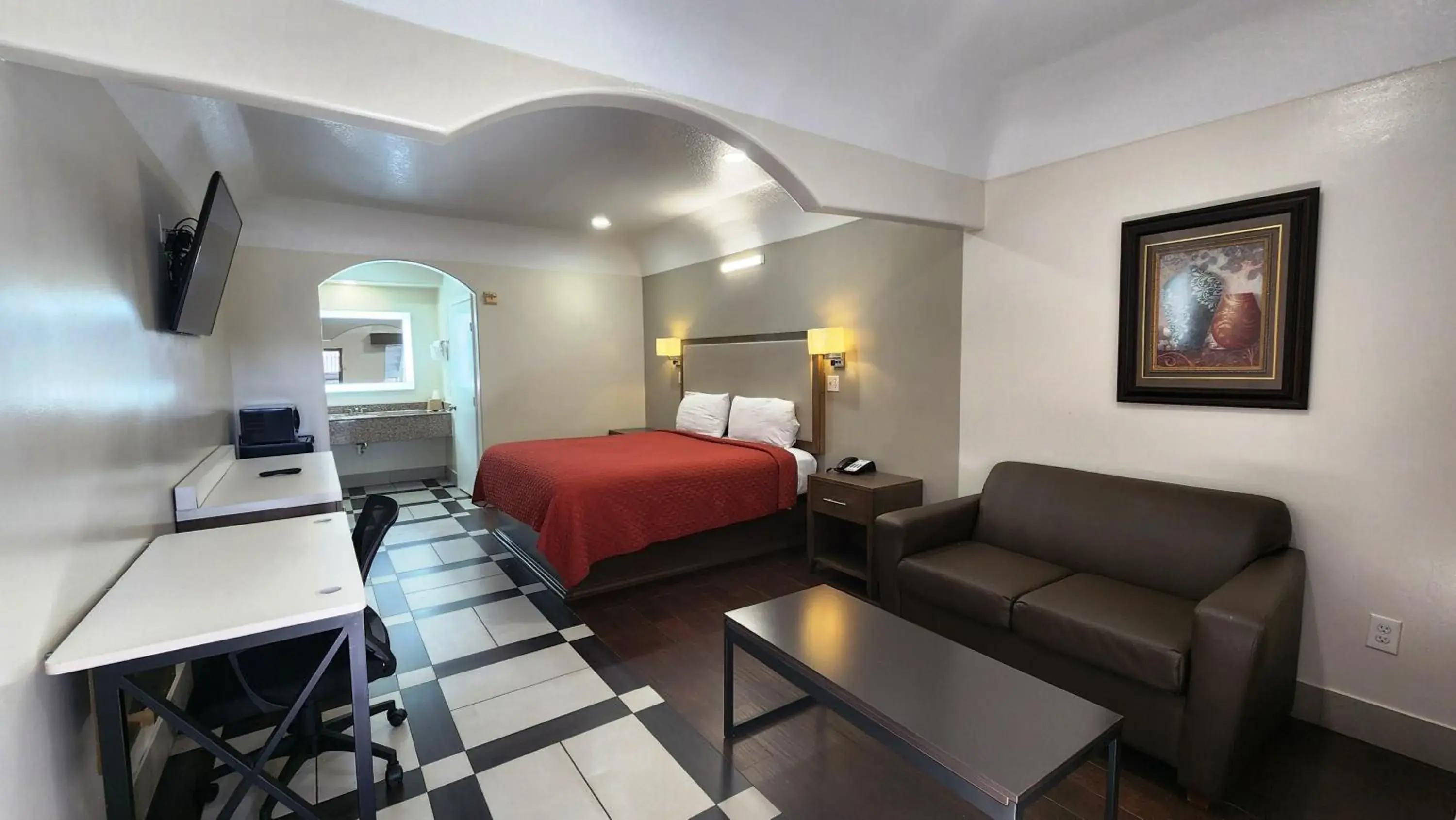 Deluxe King Room in Scottish Inn & Suites Sam Houston Parkway Deluxe King Room in Scottish Inn & Suites Sam Houston Parkway